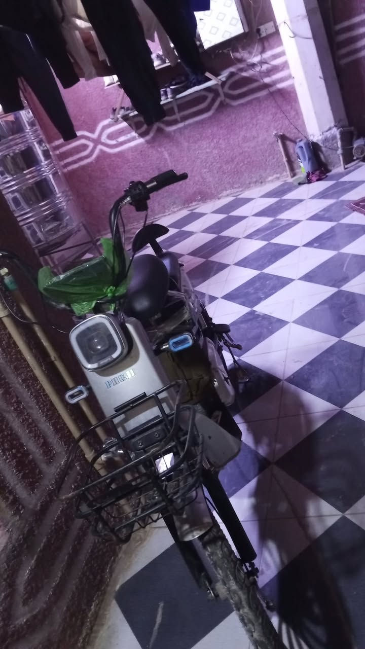 السلام عليكم دراجه شحن للبيع موديل 23 بطاريات ست بطاريات وعقد جديد بس ناقصك كفرات دراجه كاملهى على خير حبايه ***********
