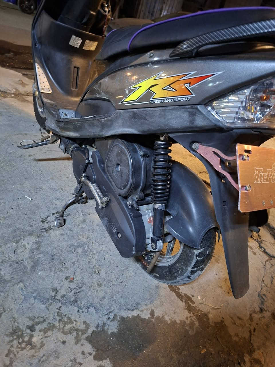 السلام عليكم اخوان دراجه ماكس عدله للبيع تايرت جدد دبلات جدد هنا ويلكب ماصار يومين مشدودات دواسات اصلي بيها ويده بريك اصلي  بيها شيال ورقم  وقبق مروحه هم باتري جديد كربايات كلها شغاله كشن تفصال بقلاوه جديد  الي يحب يشتري الف هلا بي العنوان بغداد  رقم الموبيل ***********0
