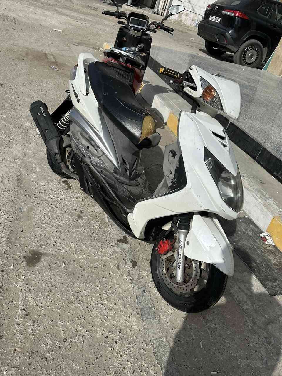 سكنس فحل خطين نوزل للبيع 
فقط بيها رولة تبديل الدراجة مامفتوح برغي بيها جف صار بيها هذا العطل والمكينا مامفتوحه فة داريد ابيعها سعرها 400 وبيها مجال مال تصليح 
مراسلة واتساب ***********
العنوان الاعظميه
