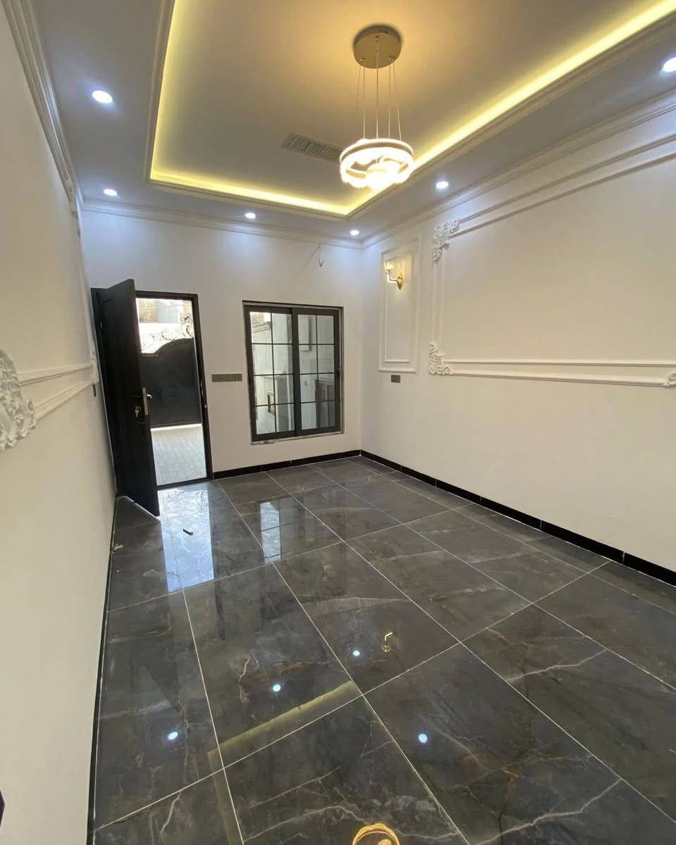 دار للبيع طابو ملك صرف المساحه 110 الواجهة 6.75بناء درجة اولى سقف مغربي  نظام تبريد مركزي بناء هندسي موقع مميز طريق بغداد خلف الجبهة التركمانيه الطابق الأول يحتوي على استقبال +مطبخ + مطبخ حار +غرفه نوم +صحيات
طابق الثاني يحتوي على (هول +غرفتين نوم +صحيات الاتصال على الرقم ***********
