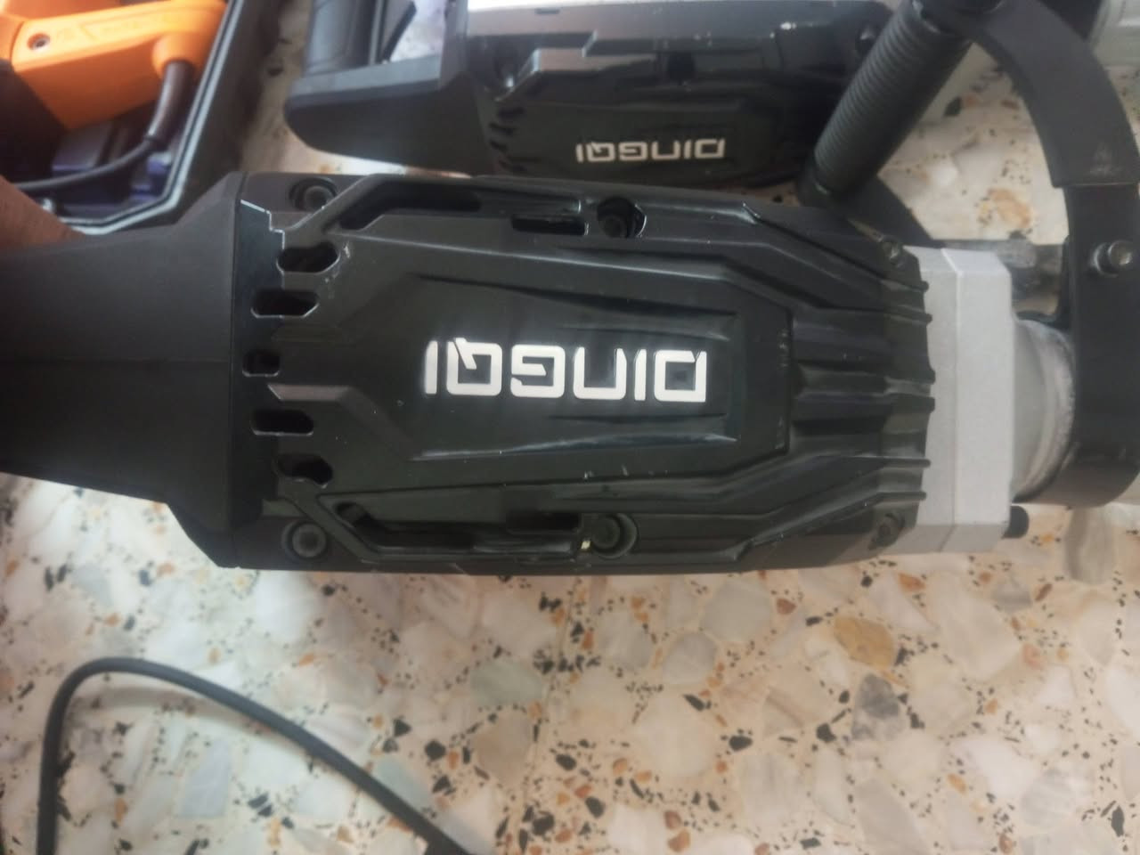 سلام عليكم دريل همر عدد 2 واحد مال تكشير جدد العبيدي رقم الهاتف ***********
