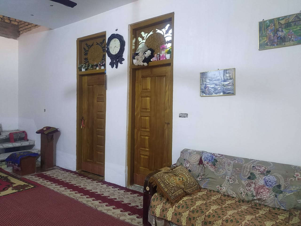 السلام عليكم .
دار للبيع موقع مميز .
موقع تجاري ركن ع 4 شوارع .
مساحته الدار 320متر .
طابو زراعي سند 25.
بناء حديث .
سقف صب كونكريت .
المكان .الحمزه الغربي.المعاره قرب السيطره .
البيت يتكون من .
غرفتين 4×5.
صاله 4 ×10
مطبخ 5ونص ×5.
استقبال 7 ×4 .
مجمع صحيات 3×2ونص .
للاستفسار الاتصال ع الرقم .
***********
