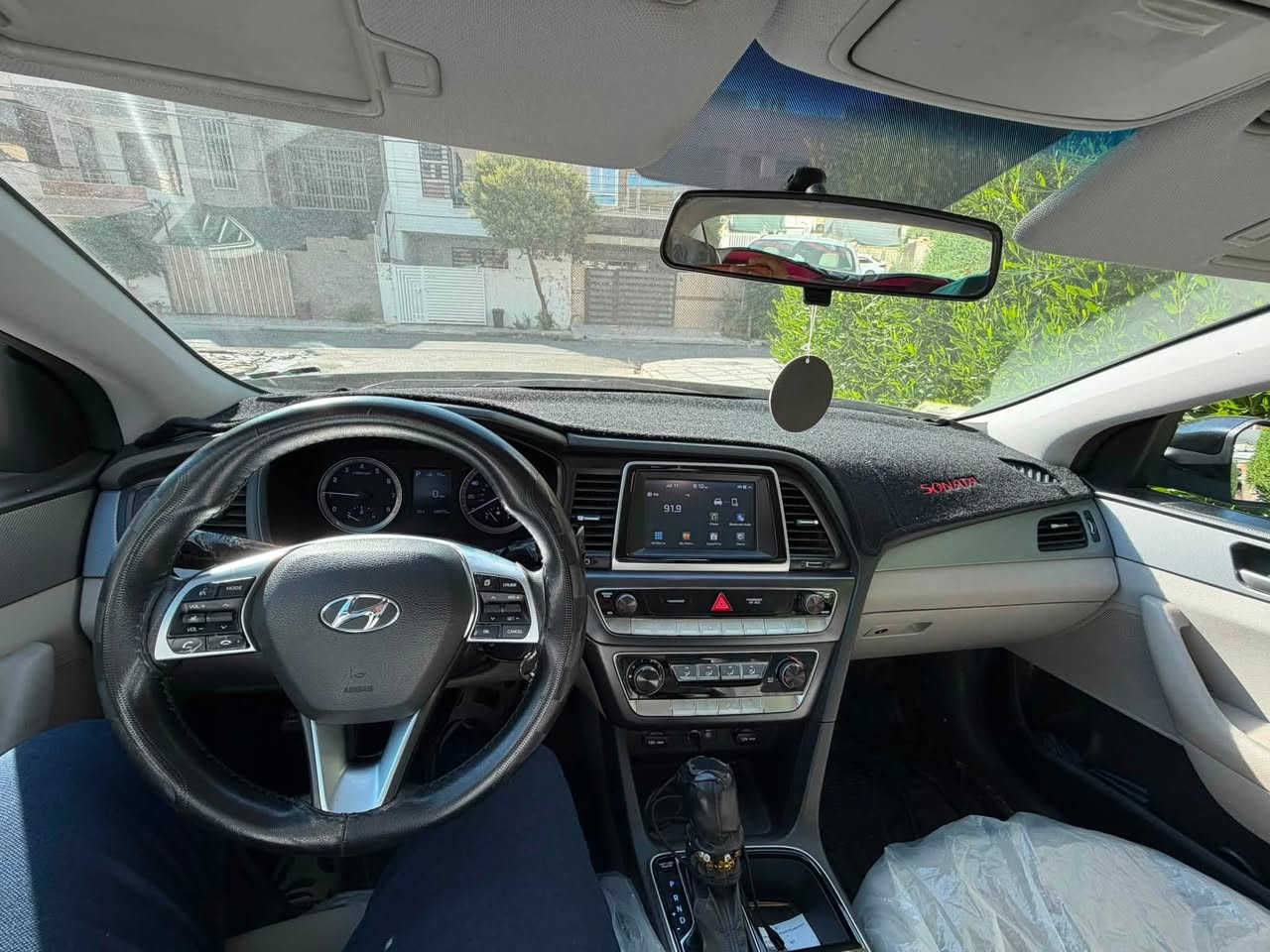 للبيع: هيونداي سوناتا 2019 نص فل-اربیل
5NPE24AF0KH785913 رقم شاصی
عدد الممشى: 50000 mile
محرك 2.4 Gdi
‎كير أوتوماتيك 6 سرعات
Apple CarPlay & Android Auto
‎كامره خلفيه 360

✅ 2 وضعيات قيادة: Sport  / Comfort
✅ رادار جانبي للنقاط العمياء
‎✅ شاشة وتحكم بالهاتف
‎✅ ويل سبورت

✅ إنارة خلفیە LED

✅تحدید سرعە

✅بیها نضام نسبە هواء الطایرات

✅ هيتر و مکیف للمقاعد الاماميه
‎✅ تبريد المكيف ثلج

✅ صيانة دورية كل 6 أشهر قطع الغيار من الشركه وعلى رقم الشاصي السياره مال جناي

🔹 حادث أمريكا.
🔹 الأضرار : جاملغ أمامي سائق صبغ مع شبر بونیت و شبر من باب السائق .
🔹 البنيد لزکە بانوراما للجماليه فقط بسبب حرارة الشمس.

🔹 المحرك والكير بشرط وغير مفتوحين المكينه ناعمه جدا بدون نوكنك
السنويه جديده باسمي بدون غرامات لحد2030 
ايرباك ما طاك
‎🔹 رقم الشاصي موجود بالصور للفحص.

السيارة نظيفة جدا مابيها مصرف ربع دينار
السعر 150 ورقه و معاملە
مکان : اربیل
📞 للاستفسار: ***********
--------------------------------------------------------
هیۆندای سۆناتا 2019 نیو فول - هەولێر بۆ فرۆشتن
ژمارەی شاسی: 5NPE24AF0KH785913
ڕۆشتن : 50,000 مایل
مەکینە: 2.4 GDI
‎گێڕ: ئۆتۆماتیک 6 خێرایی
‎سیستەم: Apple CarPlay & Android Auto
کامێرا: دواوە 

✅ 2 شێوازی لێخوڕین: Sport  / Comfort
✅ ڕاداری تەنیشت (خاڵی کوێر - رادار نقطة عمياء)

‎✅ شاشە و حەکەم (کۆنترۆڵی سەر سوکان)
‎✅ وێڵ سپۆرت
✅ کوشنی شۆفێر +سەکن هیتەر و ساردی کوشنەکانی پێشەوە
✅ لایتی دواوە تەکامول LED

✅تحدید سورعە

✅نیزامی پیشاندانی هەوای تایەکان
‎✅ تەبرید (مەکەیف) زۆر سارد وەک بەفر
‎✅ سێرڤسی دەوری 6 مانگ جارێک کراوە، هەموو پارچەکانی لە شەریکە بەپێی ژمارەی شاسی کڕاوە (سەیارەی ماڵەوەیە)
‎🔹 حیسابی ئەمریکایە.
🔹 زیانەکان (بۆیاخ): چاملغی پێشەوەی لای سایەق لەگەڵ بستێک لە دەرگای سایەق و بستێک لە بۆنیت بەبێ ناو گرتن.
🔹 بۆنێت: تەنها بۆ جوانی لەزگەی پانۆڕاما کراوە بەهۆی گەرمی خۆرەوە.
‎🔹 مەکینە و گێڕ بە شەرت و نەکراونەتەوە، مەکینەکەی زۆر نەرمە و هیچ تەقە و کێشەیەکی نییە (بدون نوكنك).
🔹 سەنەوی نوێیە و بە ناوی خۆمەوەیە، بێ تا ساڵی 2030.
🔹 ئێرباگی نەتەقیوە
‎سەیارەیەکی زۆر خاوێنە و ماڵی دۆستە، یەک دینار مەسرەفی تێدا نییە.
نرخ: ١٥٠ وەرەقە و معامەلە(دەفتەر و پەنجا وەرەقە)
شوێن: هەولێر
📞 بۆ پەیوەندی و زانیاری زیاتر: ***********
