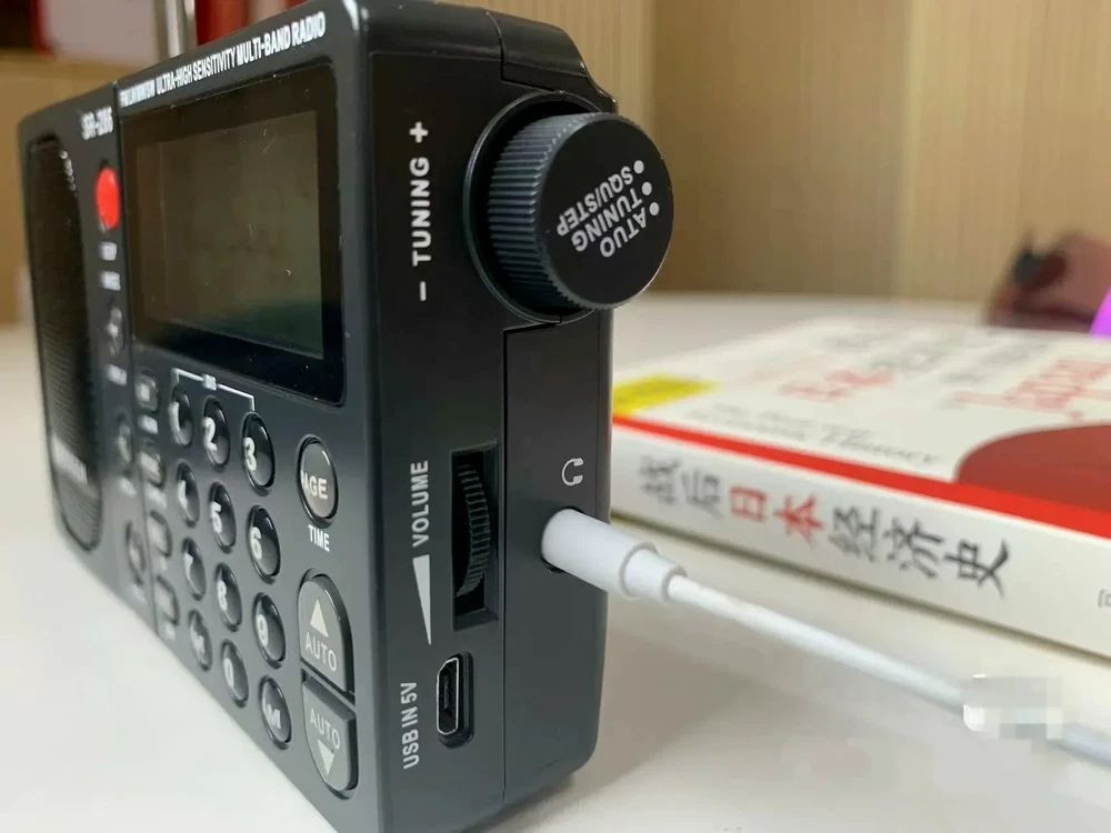 راديو محمول عالي الأداء الاول عالميا من حيث التقاط الاشارة من نوع Qodosen SR-286، وهو جهاز استقبال رقمي متعدد الموجات معروف بحساسيته العالية جداً. 
إليك أبرز مواصفات ومميزات هذا الجهاز:
المميزات التقنية الرئيسية
شريحة استقبال متطورة: يعتمد الجهاز على شريحة NXP TEF6686 المخصصة لأنظمة استقبال راديو السيارات، مما يمنحه قدرة استثنائية على اختيار المحطات بوضوح وحساسية فائقة.
تعدد النطاقات: يدعم استقبال موجات FM، والموجات المتوسطة (MW)، والموجات الطويلة (LW)، والموجات القصيرة (SW).
نظام البيانات RDS/RBDS: يدعم عرض معلومات المحطات الإذاعية عبر نظام الراديو الرقمي.
تحكم متقدم بالإشارة: يحتوي على مخفف هوائي قابل للتعديل (Attenuator) لتحسين مقاومة الأحمال الزائدة للإشارة، ومفتاح لمضخم الصوت (AMP). 
المواصفات العامة
البطارية: يعمل ببطارية قابلة لإعادة الشحن من نوع 18650 (رأس بارز)، وهي سهلة الاستبدال.
التصميم: يتميز بحجم مدمج مع مكبر صوت مدمج وشاشة رقمية واضحة لعرض الترددات والوقت.
ملاحظة هذا الاصدار الاعلى سعرا و المفضل لدى الهواة ياتي الاصدار بمسمى SR-286
وليس اصدار DX-286 
هنالك فديو للجهاز مرفق مع الصور
الاستفسار عن السعر والتفاصيل على الخاص 
يوجد توصيل لكافة انحاء العراق فقط


**إذا كنت صاحب هذا الإعلان وتريد حذفه لأي سبب، رجاءا أرسل رسالة إلى الدعم الفني**