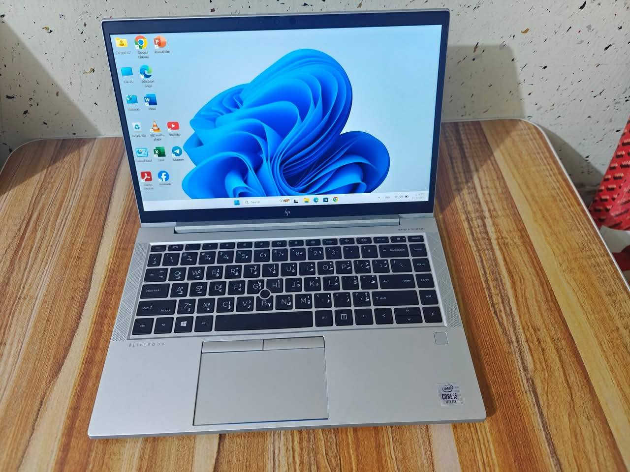 🔥 عرض عيد الفطر – آخر قطعة 🔥

 HP EliteBook 840 G7 – شاشة لمس 🔥جيل العاشر

💰 السعر: 400 ألف عراقي فقط

🔹 المواصفات:
الموديل HP EliteBook 840 G7 الجيل العاشر 
💻 المعالج: Intel Core i5-10310U 10 th Gen
🧠 الرام: RAM:8GB
💾 التخزين: 256GB SSD سريع
📺 الشاشة: 14 إنج لمس (Touch ) بدقة Full HD
🎮 كرت الشاشة: Intel UHD Graphics

🔌 مخارج ومنافذ الجهاز:

⚡ 2 × USB Type-C (Thunderbolt 3)

للشحن، نقل البيانات السريع، وربط شاشات خارجية

🔌 2 × USB 3.1 Type-A

للفلاش ميموري، الماوس، الكيبورد وغيرها

📺 1 × HDMI
لربط شاشة أو تلفزيون أو بروجكتر

🎧 1 × مدخل سماعة/مايك 3.5mm

💾 1 × قارئ بطاقة MicroSD

🔐 منفذ قفل أمان Kensington

💳 قارئ SIM Card (في بعض النسخ)

🎁 الملحقات:
🔌 الشاحن الأصلي
🎒 جنطة أنيقة

🛡 ضمان أسبوع ضد أي خلل

✨ المميزات:
✔️ شاشة لمس تفاعلية وسهلة الاستخدام
✔️ تصميم نحيف وخفيف – سهل الحمل والتنقل
✔️ بطارية تدوم طويلاً
✔️ أداء ممتاز للبرامج المكتبية، الدراسة، والتصفح
✔️ مناسب للطلاب، الموظفين، وأصحاب الأعمال
✔️ توصيل متوفر لكل المحافظات

📞 للحجز والاستفسار:
واتساب: ***********
اتصال: ***********
