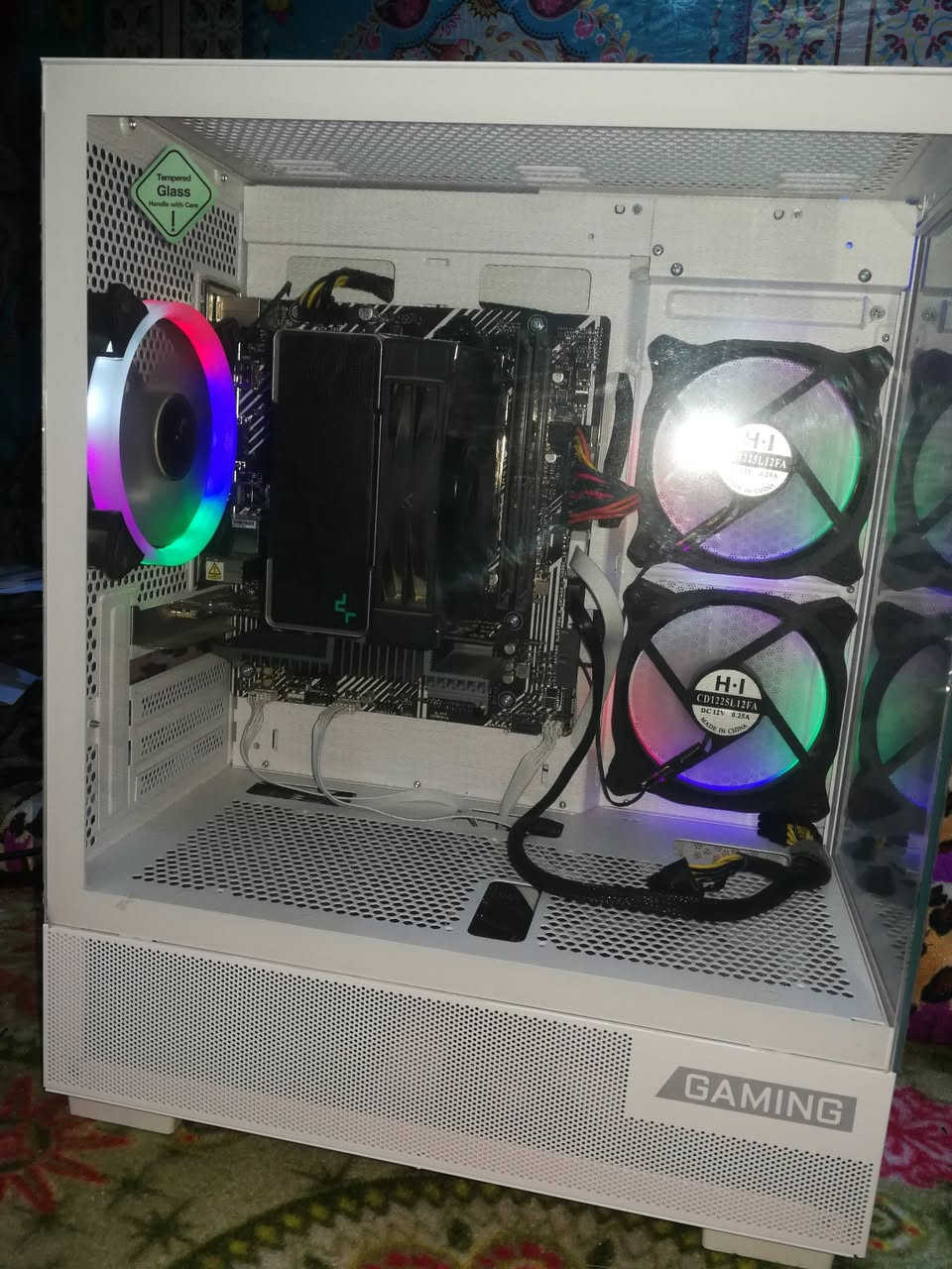 🔥 إعلان بيع حاسبة ألعاب متوسطة / نظيفة جداً
حاسبة نظيفة ومرتبة . 
💻 المواصفات:
🔹 المعالج:
Intel Core i5-10400F
6 أنوية / 12 خيط – أداء ممتاز للألعاب والبرامج
🔹 الرام:
16GB DDR4 2666MHz
🔹 التخزين:
M.2 NVMe سعة 1TB (سرعة عالية جداً بالإقلاع وفتح البرامج)
🔹 المذربورد:
ASUS H510

🔹 كارت الشاشة:
GT 1030 2GB DDR5
ممتاز للألعاب الخفيفة مثل FIFA، Valorant، CS، وبرامج التصميم الخفيف

🔹 الكيس:
كيس حديث 3 مراوح RGB
تهوية ممتازة + شكل احترافي

🔹 المبرد:
مبرد هوائي من DeepCool
تبريد مستقر وحرارة ممتازة

🔹 الباور سبلاي:
700 واط RGB من Thermaltake
قدرة قوية وثابتة


**إذا كنت صاحب هذا الإعلان وتريد حذفه لأي سبب، رجاءا أرسل رسالة إلى الدعم الفني**