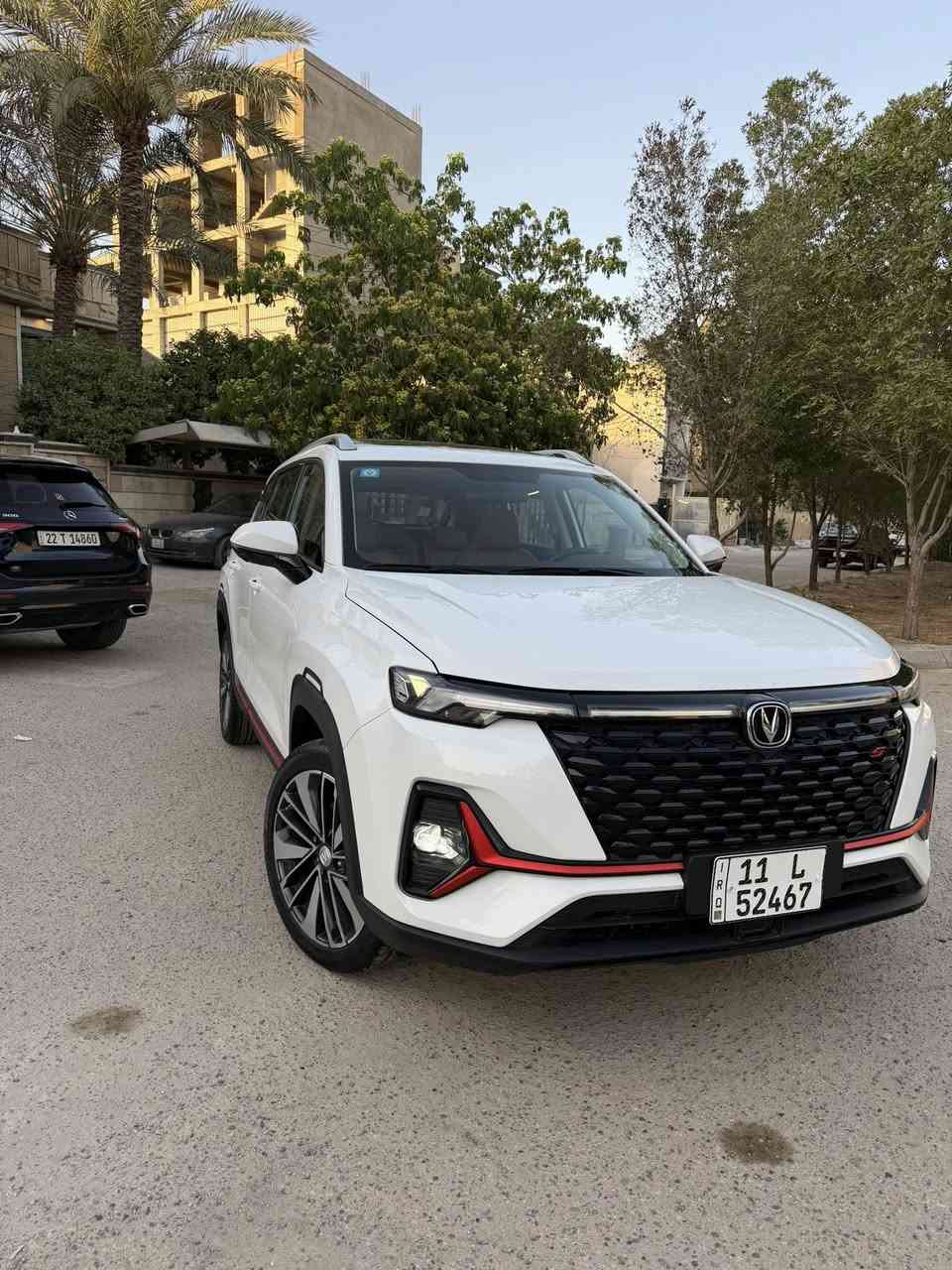 شانجان  cs35 بلس اعله مواصفات بحاله الوكاله
ماشيه 10 الف كيلو فقط باسمي حره تحويل ثانيوم
مكانه بغداد الكرخ

معروضة للبيع سيارة Changan CS35 Plus موديل2025الفئة الأعلى في مواصفاتها  بحالة الوكالة وتصميم عصري يجمع بين الرياضية والفخامة الاقتصادية.

​⚙️ المواصفات الميكانيكية والأداء:

​المحرك: 1.4 لتر تيربو (Blue Core) بنظام حقن مباشر GDI، يولد قوة 156 حصان.

​ناقل الحركة: أوتوماتيك 7 سرعات مزدوج القابض (DCT) أداء سلس وقوي.

​عزم الدوران: 260 نيوتن متر لإنطلاقة مميزة.

​اقتصاد الوقود: ممتازة جداً واقتصادية (خزان وقود بسعة 53 لتر).

​✨ المظهر الخارجي والرفاهية:

​فتحة سقف بانوراما بالكامل تعطي رحابة للمقصورة.

​إضاءة أمامية وخلفية Full LED بتصميم ثلاثي الأبعاد مع مستشعرات تلقائية.

​جنوط ألمنيوم مميزة مقاس 18 إنش.

​صندوق أمتعة خلفي ذكي (يفتح ويغلق كهربائياً بلمسة زر).

​💺 المقصورة الداخلية والتقنيات:

​مقاعد من جلد النابا الفاخر باللونين العسلي والأسود الرياضي.

​شاشة وسائط رقمية باللمس مقاس 10.25 إنش مجهزة بنظام الملاحة وربط الهاتف.

​نظام تكييف أوتوماتيكي مع فتحات تكييف خلفية وفلتر تنقية الهواء المتطور PM2.5.

​تشغيل عن بعد + زر تشغيل المحرك (بصمة) + فرامل يد كهربائية.

​🛡️ أنظمة السلامة والأمان (الأعلى في فئتها):

​كاميرات محيطية 360 درجة لكشف كامل الزوايا (رؤية عين الصقر).

​مثبت السرعة التكيفي (ACC) الذكي مع خاصية التوقف والتسارع التلقائي.

​نظام التحذير من التصادم الأمامي مع الفرامل النشطة للتوقف
 الطارئ.

شحن وايرليس

​نظام التحكم الإلكتروني بالثبات من بوش (BOSCH ESP 9.3).

​حالة السيارة: بحالة الوكالة جاهزه 100٪

​الضمان: [ تحت ضمان الوكالة]
 مهندس عبدالله
***********

