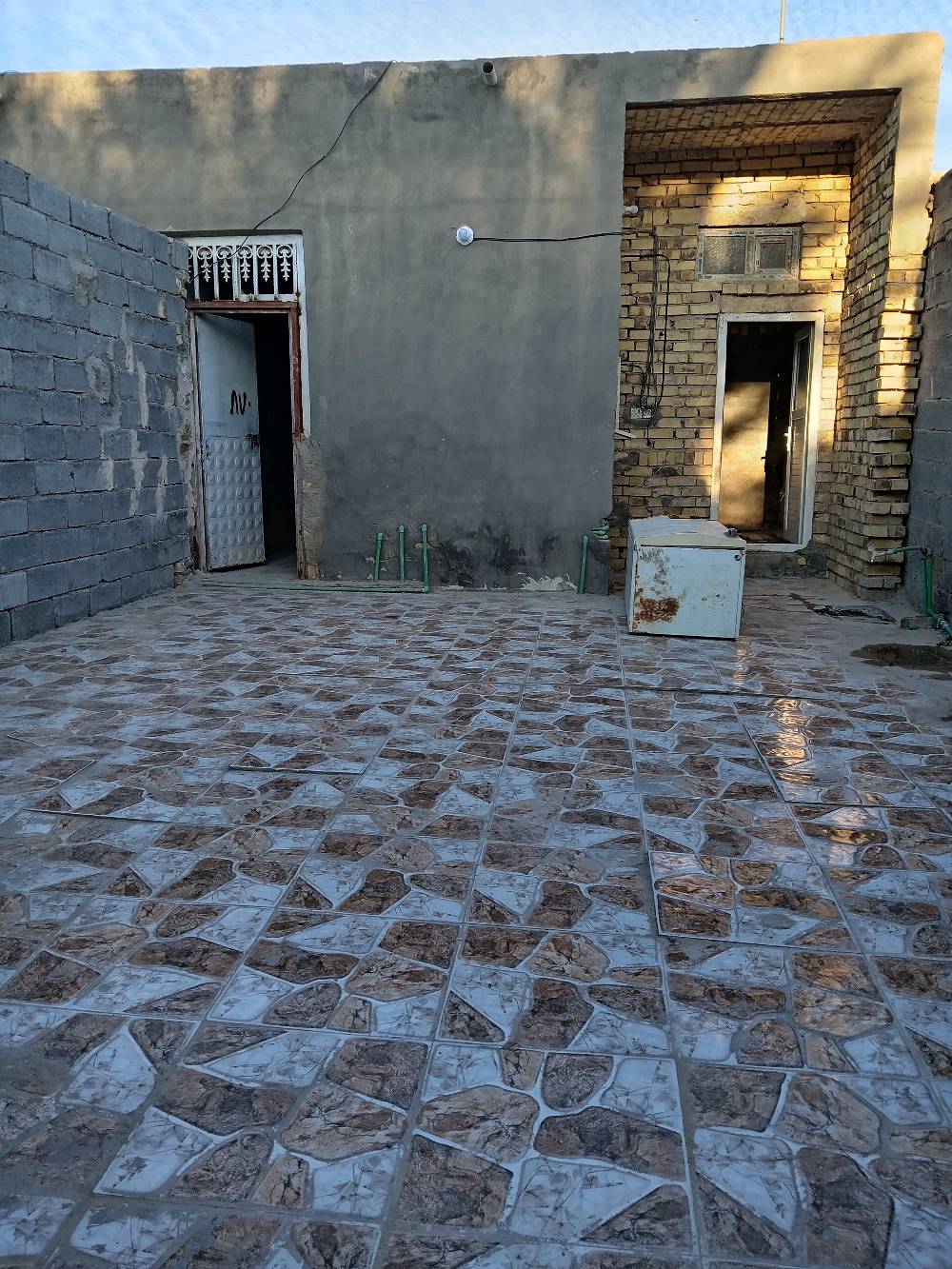 بيت إيجار المساحه ١٢٠ متر يحتوي على غرفة النوم وصاله ومطبخ وحمام داخلي وحمام خارجي ماسس ماء وكهرباء
العنوان الديوانية _شارع سالم 