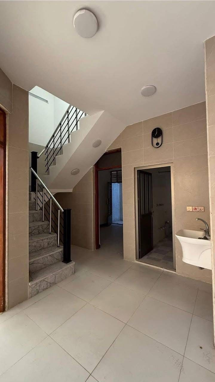 بيت 75م للبيع شارع الكنيسة / منطقة حي البنوك
محلة 319 قرب الشارع العام 
بناء حديث 2025
 واجهـة 6م * نزال 12٫5م
يحتوي على 
الطابق الارضي 
( مدخل استقبال منفصل ) 
 مطبخ 
+ منـور 
+ حمام + غرفة منام
الطابق الاول 
3غرف نوم مع خدمات
الطابق الثاني 
بيتونه كبيره تنفع مخزن + سطحين امامي وخلفي كبيرين 

للاستفسار الاتصال بالرقم او مراجعة مكتب الجوهرة للوساطة العقارية الكائن في شارع الكنيسة 
***********
