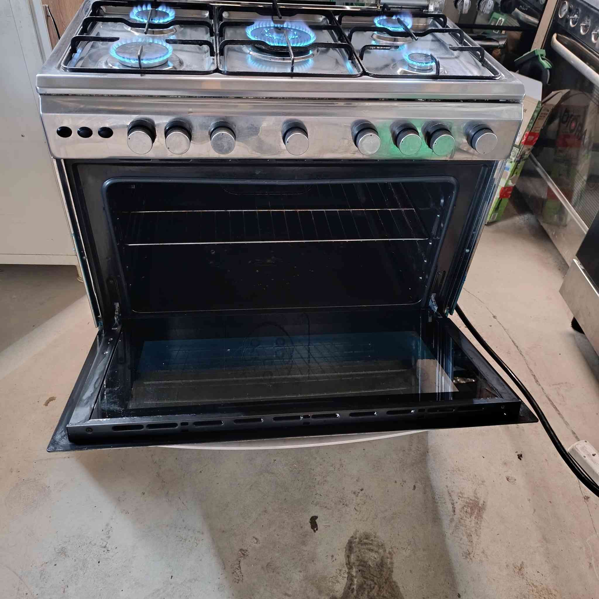 سلاوی خوداتان لێبێت تەباغێکی زۆر زۆر خاوێن بۆ فرۆشتن تەباغەکە هیچ کێشەو مشکیلەی نیە فرنو هەمو شتەکانی ایش دەکات هەر بەرێزێک خوازیارە پەیوەندی بکات یا خود نامە بنێریت   ***********
***********
تێ بینی ناو نیشام سۆران بەرزێوە
