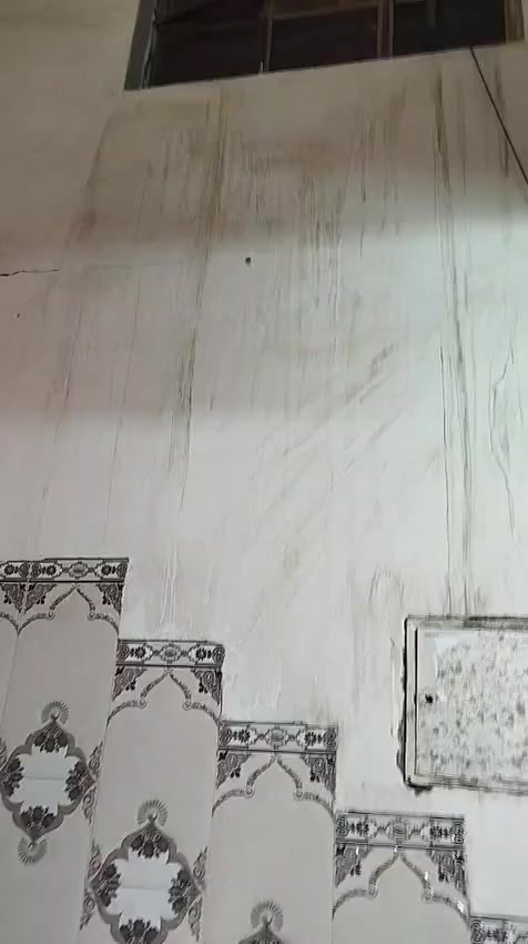 سلام عليكم عندي بيت البيع بحي لبساتين قريب علا اسواق صدرين المساحه 200 ثنين غرف حولي درج بيتونه طولاه 10متر مطبخ 5 في4 ستقبلل 6في 4 وكراج وحديقه ومجمع صحيات  سند اصفر سعر علا رقم ***********
