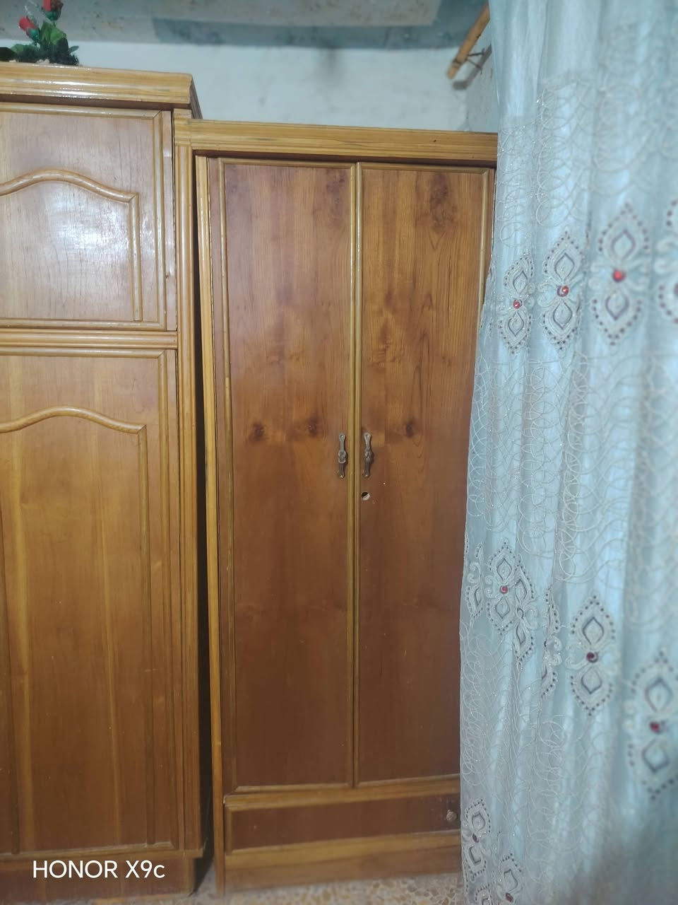 سلام عليكم غرفه نوم للبيع نضيفه سعر ٤٥٠ المكان المحموديه ***********
