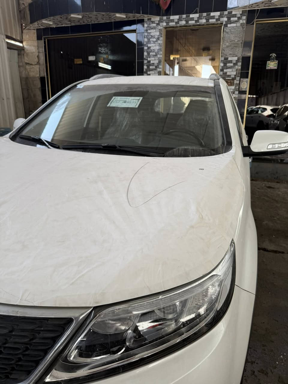 اسلام عليكم كيا سورنتو موديل ٢٠١٤ زيرو صفر كيلو متر سيارة مخزونة صار ١٢سنه مواصفات سيارة محرك ٦ سلندر بصمة جلد كراسي كهرباء سبعه راكب بردات خلفيه حساس مامي خلفي زراك لايت رقم بغداد الدولي بسمي سيارة غسل ما مخسوله بعدها على وضع الشركة مكان السيارة بغداد رجان الي ما يعرف قيمت السيارة لا يتصل ***********
