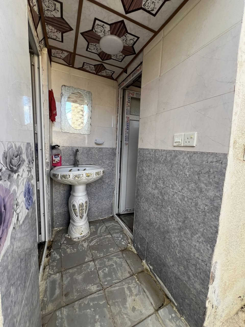 هاااام ♦️♦️
‏دار مطلوب المصرف العقار للبيع 
‏المساحة 200 متر طابو صرف ￼
‏يحتوي على كراج ￼- حديقة- استقبال- صالة-مطبخ-غرفة نوم- صحيات داخلية وخارجية 
العنوان كربلاء الحسينية العطيشي حي آلرسول قرب المستشفى 
للاستفسار أتصال ***********
