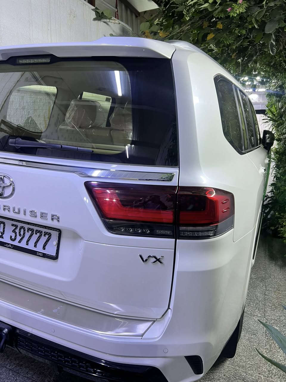 سلام عليكم لاندكروز VX 2024 ساز  تحت الضمان ماشية 6 الف زيرو مكفولة من الشخط والرصعة بدون اي ملاحظة باسمي فول مواصفات كراسي خلفية كهرباء كرسي ميموري مكان السيارة الكاظمية السعر 75,000$ هاتف ***********/***********
