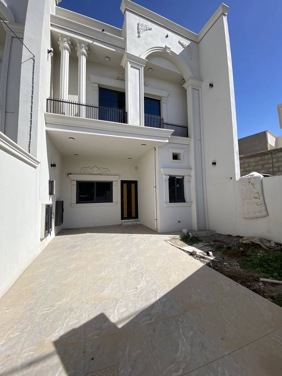 🏠اعلان اعلان
دار للبيع
موقع مميز
~~~~~~~~~~~
📄طابو ملك صرف
🧱بناء درجه اولى
~~~~~~~~~~~
سقف مغربي ✔️
واجهة فلين✔️
نظام تبريد مركزي✔️
بناء هندسي✔️✔️
~~~~~~~~~~~~
📐المساحه:-165م
📐الواجهة :7م
~~~~~~~~~~~
📍الموقع :-تسعين
خلف عماره ياقوت
~~~~~~~~~~~
💸السعر :-علق ب(تم) يوصلك السعر مناسب 
~~~~~~~~~~~
الطابق الاول  يحتوي:-
استقبال +هول+مطبخ +مطبخ حار
غرفتين نوم+صحيات
~~~~~~~~~~~
الطابق الثاني يحتوي على:
هول +صحيات+
غرفتين نوم 
~~~~~~~~~~~
للاستفسار اكثر الاتصال على
***********📱
~~~~~~~~~~~
نستقبل جميع العروض 
🏠السكنيه  🏛️التجاري
