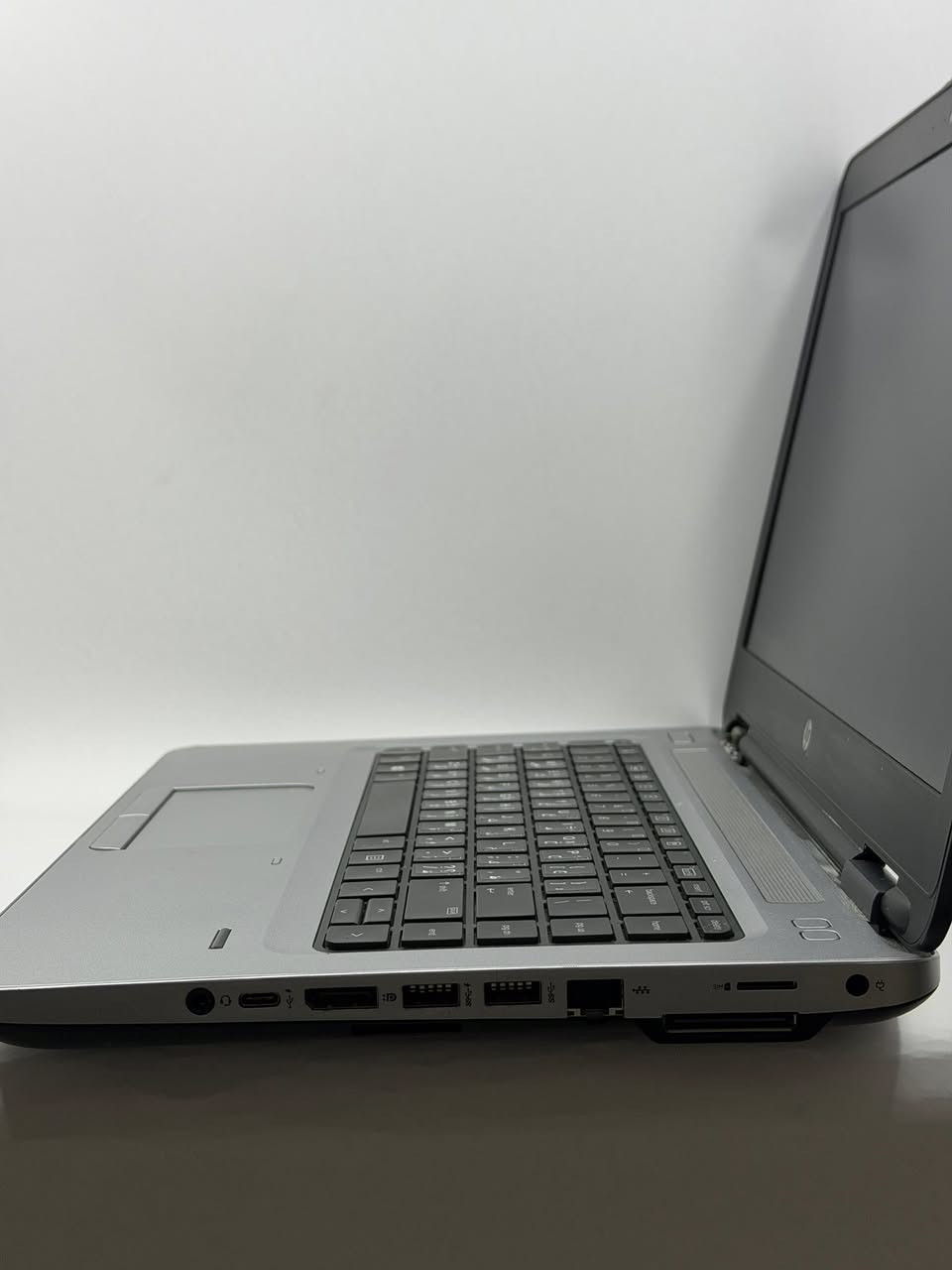 لابتوب ب 200 الف فقط بيه قطعه صغيره مثل ما موضحه بلصوره 

    HP ProBook 640 G2
* المعالج: Intel Core i5-6300U
* سرعة المعالج: 2.40GHz
* الرام: 8GB DDR4
* سرعة الرام: 2133MHz
* كرت الشاشة: Intel HD Graphics 520
* حجم كرت الشاشة: 128MB مدمج
* التخزين: 238GB SSD


**إذا كنت صاحب هذا الإعلان وتريد حذفه لأي سبب، رجاءا أرسل رسالة إلى الدعم الفني**