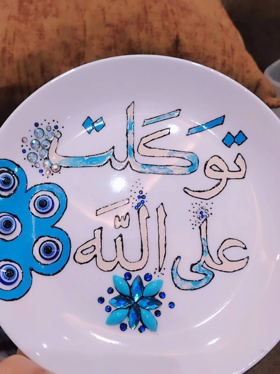 توكلتُ على الله 💙 قطعة شغل يدوي بكل حب وتفاصيل تلمع بالأمل.�مو بس ديكور… طاقة إيجابية مكتوبة بحروف من نور ✨

لأن التوكل سر الراحة، خليتها قطعة تزيّن البيت والقلب 💎

دزاين حسب الطلب سعر القطعة 8 الف فقط 😍 😍 🤍


**إذا كنت صاحب هذا الإعلان وتريد حذفه لأي سبب، رجاءا أرسل رسالة إلى الدعم الفني**