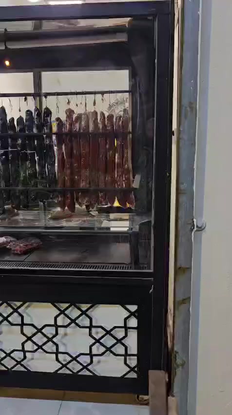 السلام عليكم
براد العرض 3متر والطول 2متر  دبل ماطور تبريدها خير من الله.  معروضه بمليون
بغداد حي القاهره
***********
