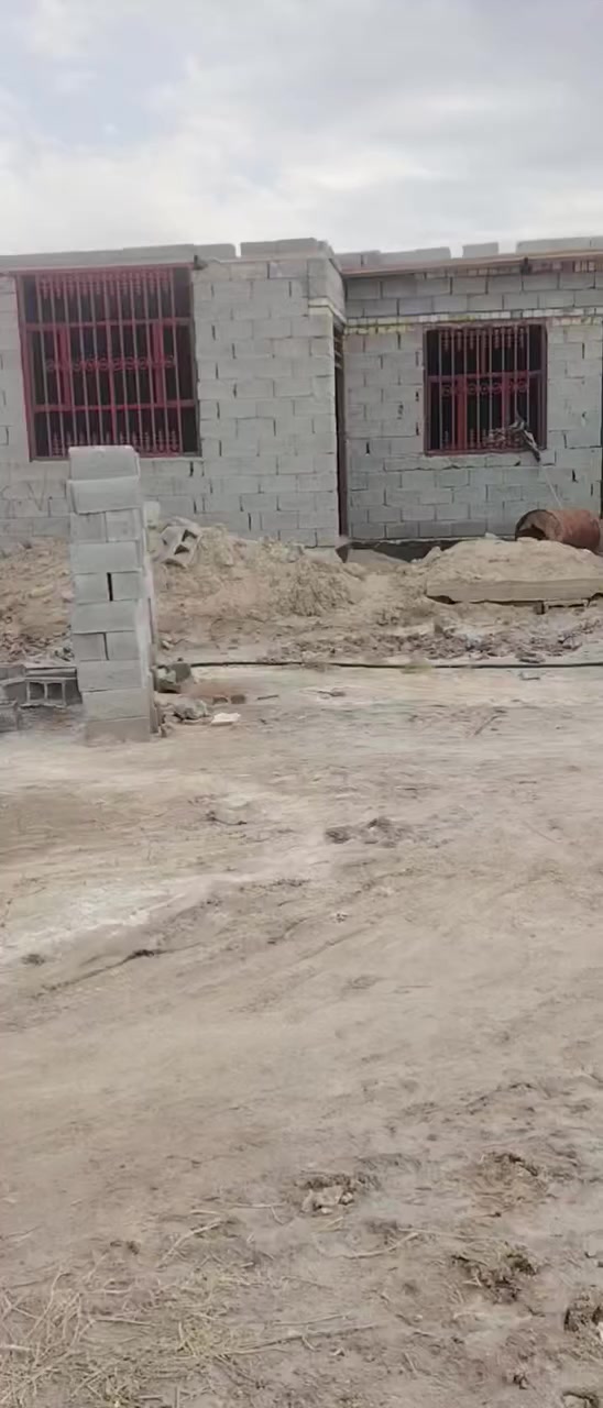 يالله السلام عليكم اخوان بيت مساحه 250 متر الموقع التنبي يبعد عن الشارع 400متر 
معروض ب 25 وبي مجال لطيبين 
***********
