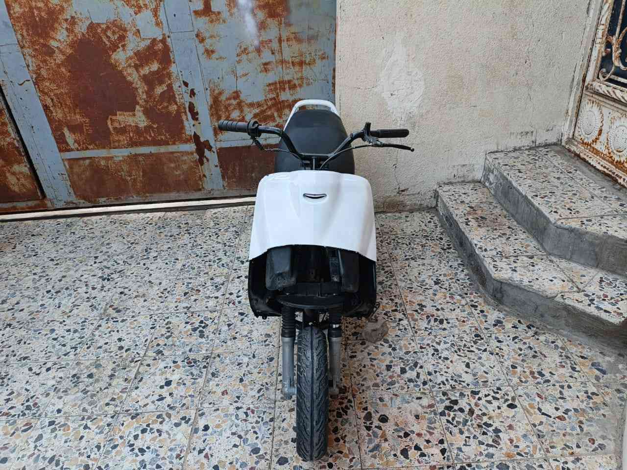 دراجه فراشه للبيع سعر 200 بيه مجال عنوان ابوخصيب راسل عله هاذ *********** لو ما زنجر
