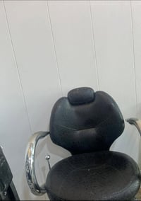 عندي كرسي حلاقة للبيع يفيدك تعال خاص او اتصل على الرقم  07722980895