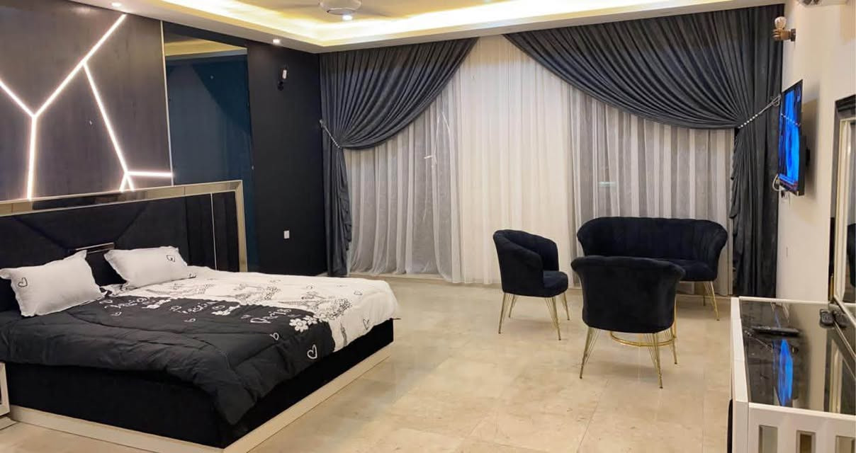 #للبيع بيت حديث vip في #الامين مدخل الجمهورية !

✨بسعر مناسب جدا ✨

🏡 تفاصيل العقار:
 المساحة: 245م
 الواجهة: 7م
النزال: 35م

الطابق الأول: صالة الضيوف، صاله داخلية , مطبخ ، غرفة نوم، وحمام ملحق.

الطابق الثاني: ٣ غرف نوم بالاضافة الى حمام.

📍 موقع مثالي:
يقع المنزل في الامين الثانية قرب مدخل الجمهورية 
 
للاستفسار خاص او الاتصال ع الرقم 

+964 771 415 7046


**إذا كنت صاحب هذا الإعلان وتريد حذفه لأي سبب، رجاءا أرسل رسالة إلى الدعم الفني**