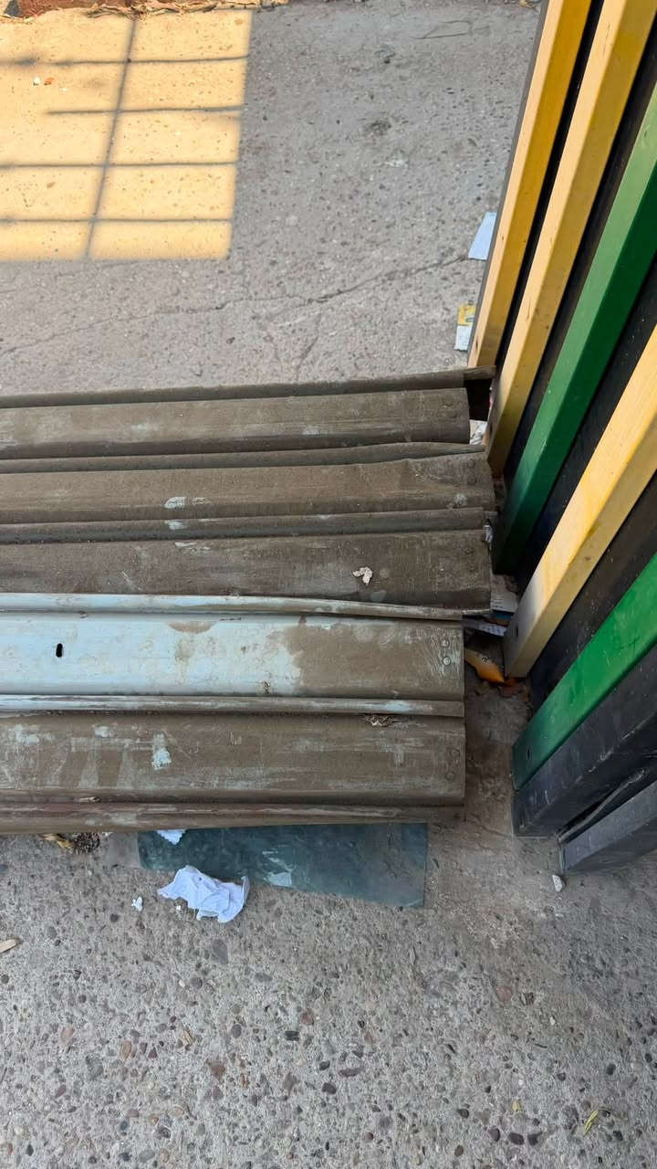 السلام عليكم 
كبنك فقط للبيع 

طول ٨ متر وارتفاع ٣ ونص 

مكاني بغداد السيدية 
***********

