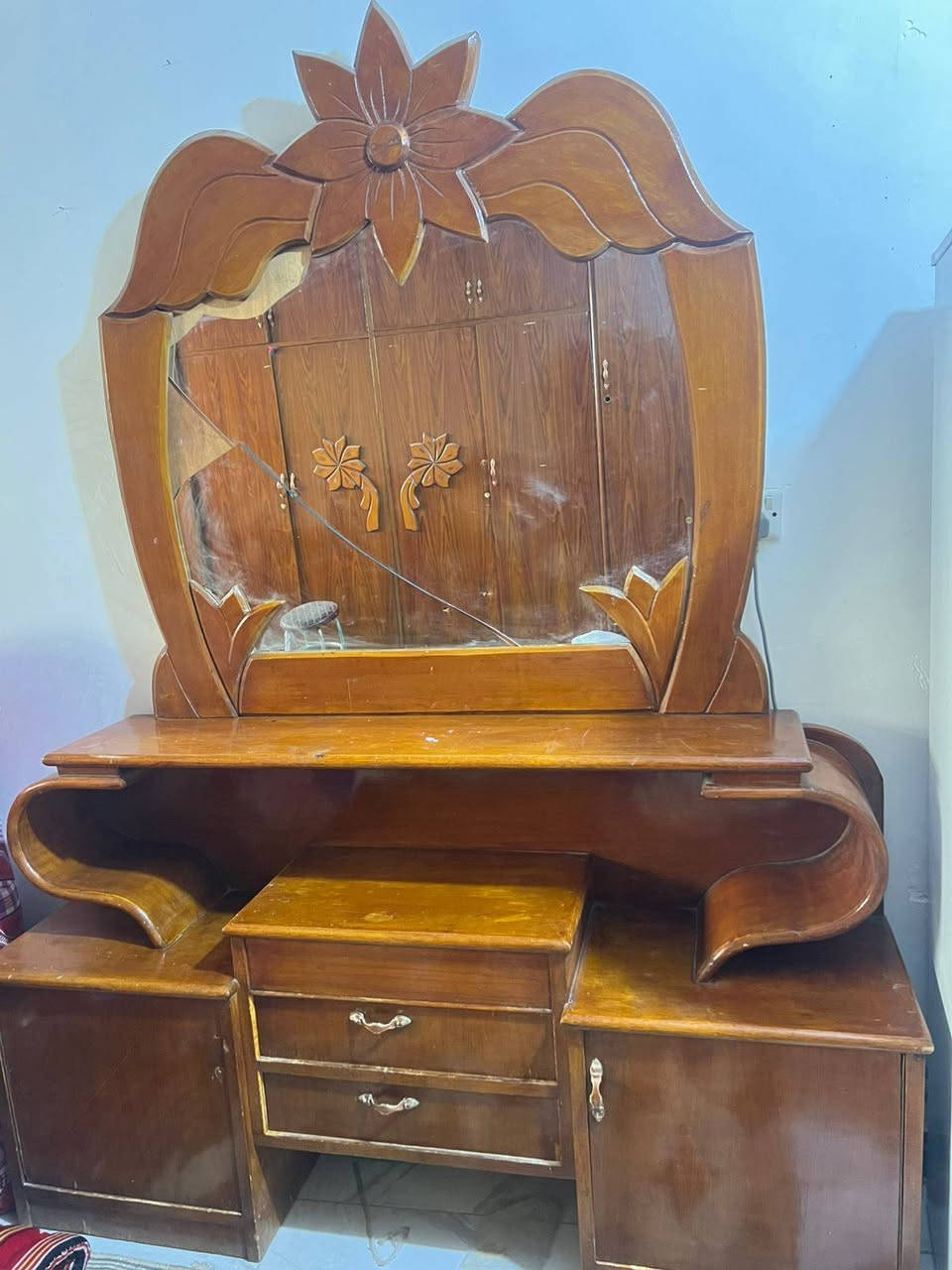 غرفه نوم مو  نضيفه مكانه بغداد زعفرانيه سعره 750.  
***********
