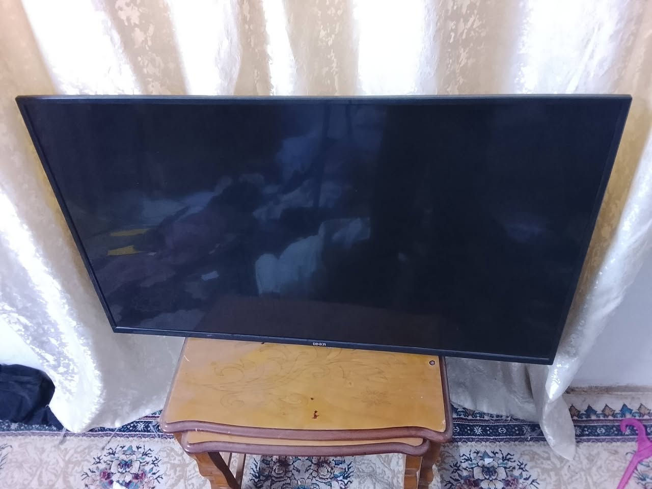 السلام عليكم
شاشه من نوع دنكه اشاشه سمارت يعني تكنك وبيهة مواقع ذكيه بس مشكلتهة رايدلهة برمجه 
الشاشه نضيفه وجديده سماعات تحكم اصدار جديد ونضيف 
السعر 150ألف وبيهة مجال بسيط
للتواصل:***********
