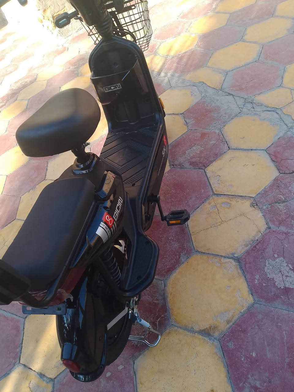 سلام عليكم دراجه شحن للبيع حجم 14 مستعمله شهر دراجه حلوه ونضيفه السعر 300 وبيهه مجال هاذه رقمي ***********
