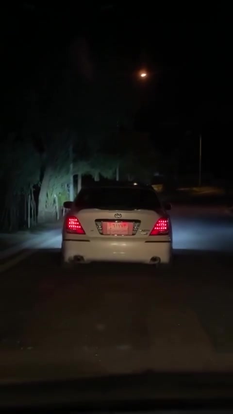 قەپات قەپاتە سەیارە
جلدو هیتەر 
دەبلی حور کراوە بە دلی خۆت بەرزو نزم دەکەی 
٣ پەردە سەلاجە 
تەبرید مەرکەزی 
٤ کوشن جلد هیتە 
سەیارەکە کامل مەسرەفە 
رۆنی گێرو مەکینە گۆراوە 
تایەی تازە 
بەس دەعامیە کانی ناشرینە 
بۆ خاڵی تر مەگەرێ 
بۆ سەنتێ مەسرەف نامە مەنێرە 
بۆ عەیبو عار نامە مەنێرە  گێرو مەکینە کەڤەر گۆراو بە شەرت 

٦٠ مەجال

***********
