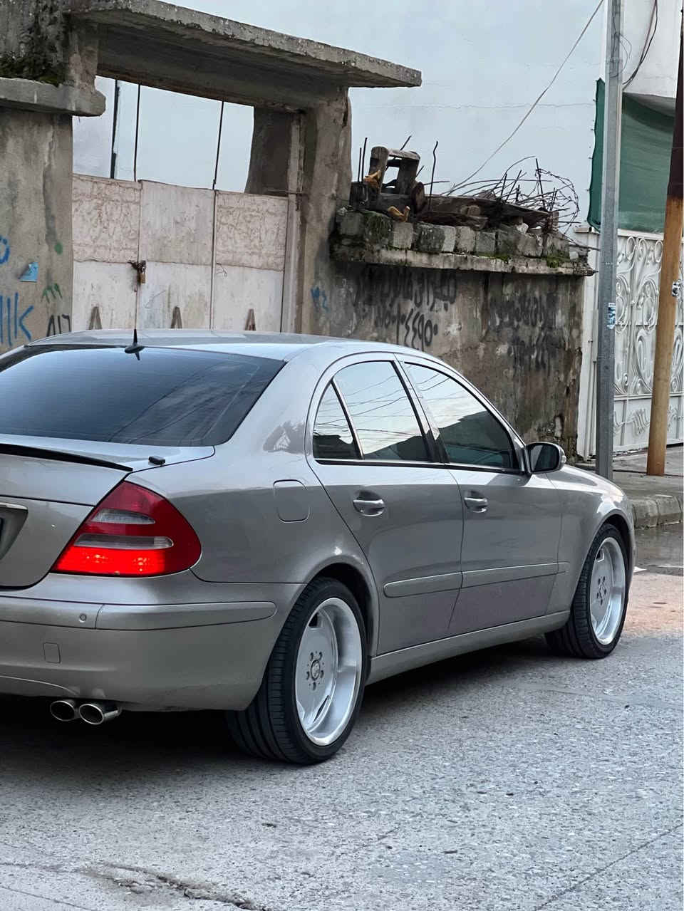 نەبوەو ناشبێ لەوە چوانتر فول فول  ناو زەردی مەرغوب جرکەو گەڵایەک شوێن ڕانیە بێلێدرانو قەپو قۆپ *********** Singapore
