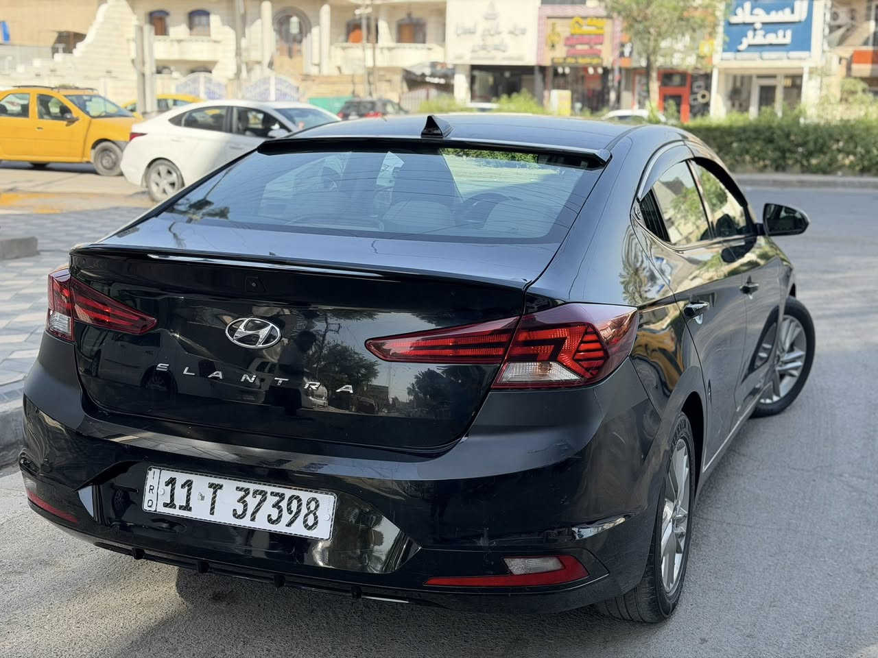 سلام عليكم
هيونداي النترا 2020 وارد امريكي 
تبريد بيانو 
كشن مخمل 
تحكم ستيرن جهتين
مكينة 2000 دوش
ويل 17 
لايت هايلوجين 
حساس امامي
شاشه ابل كار بلي
3 وضعيات قياده 
وبعد بيهة هواي مواصفات
السيارة جديدة جدا ومكفولة من الفتح والتبديل والشخوط والرصعات 
عدا صبغ شويه بل بنيد كد شبرين وشوية بارد بلجاملغ الامامي 
السيارة داخلة كلين للعراق 
رقم بغداد ومكاني بغداد وباسمي 
***********

