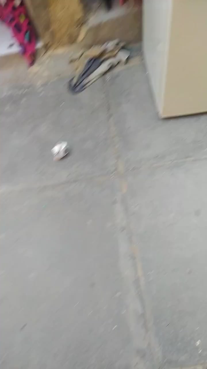 سلام عليكم ثلاجه حلوه ونضيفه للبيع سعر 75 الف شباك للبيع مكاني النهروان شارع الشمري ***********
