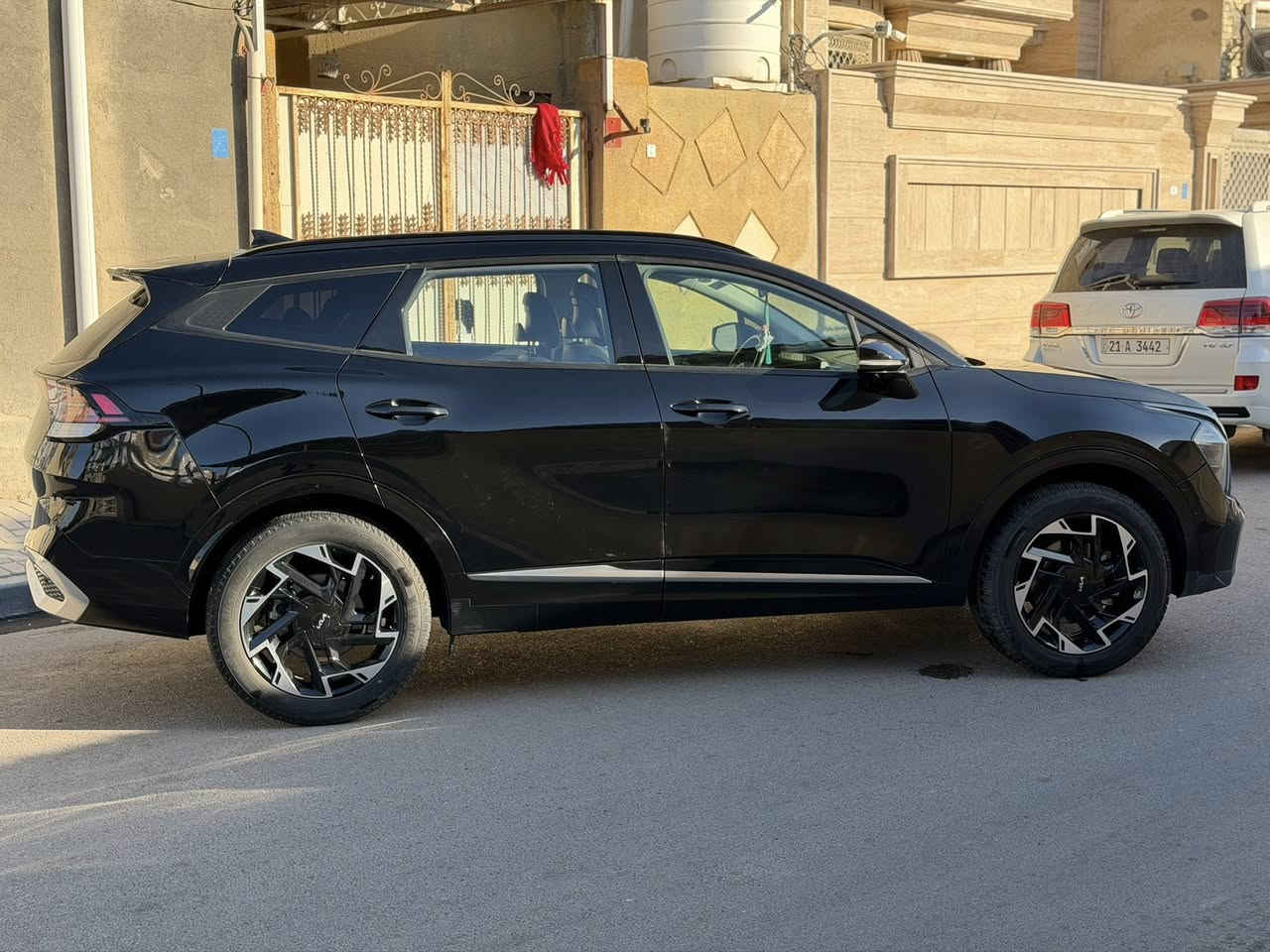 للبيع – سبورتج 2023 SX-Prestige فل كامل 🔥  

رقم الشاصي:
5XYK5CAF1PG002696
الموديل: 2023  
الفئة: SX-Prestige (أعلى فئة)  
الممشى: 50,000 كم  
اللون: أسود ملكي ✨  
وارد نظيف – بارد شبر بالباب خلف السائق  

السيارة بحالة ممتازة جداً من الداخل والخارج  
فحصها نظيف وما بيها صبغ 
المواصفات:  
✔️ بانوراما  
✔️ 360 كامرة  
✔️ رادار و تحديد مسار وحساسات أمامي وخلفي  
✔️ شاشة كبيرة + CarPlay  
✔️ جنوط وكالة  
✔️ تشغيل بصمة  
✔️ أنظمة أمان كاملة 
✔️مقاعدة تدفئة + تبريد 
✔️مقاعد خزن ميموري وضعيتين
✔️تدفئة ستيرن

 

سيارة استعمال شخصي، محافظ عليها جداً  
ما تحتاج أي صرف  

السعر المطلوب: 24,300$ قابل للتفاوض للجادين فقط  

📍 الموقع: البصرة  
📩 للاستفسار ماسنجر


**إذا كنت صاحب هذا الإعلان وتريد حذفه لأي سبب، رجاءا أرسل رسالة إلى الدعم الفني**