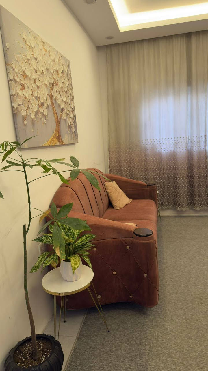 السلام عليكم  تخم  للبيع 8 مقعد  مشتري  850 الف  العام وحاليا سعرة 400  العنوان عامرية  هاتف ***********
