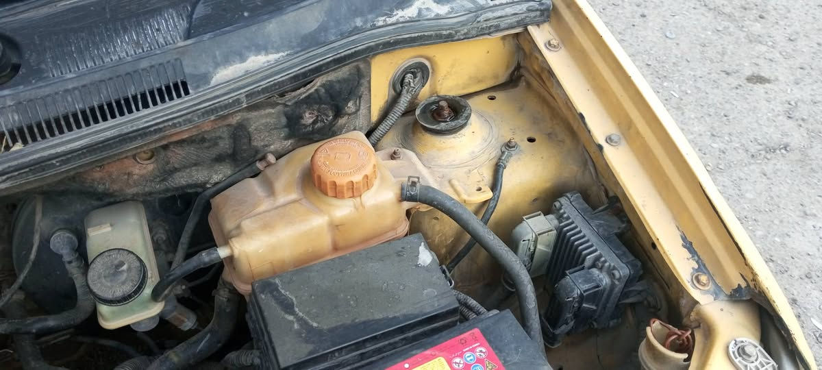 السلام عليك سيارة افيو موديل ١١ الشركة العامة بسمي هيىة غرامات مصفر سنوية ٣١ تنتهي مكينة بيها خيط تنقيص مكينة مفتوحة مو مسكرة.*********** تبخير كير سليم صدر ماشي بغداد بسمي ..عنون بغداد الكرخ شارع حيفا الطلايع
