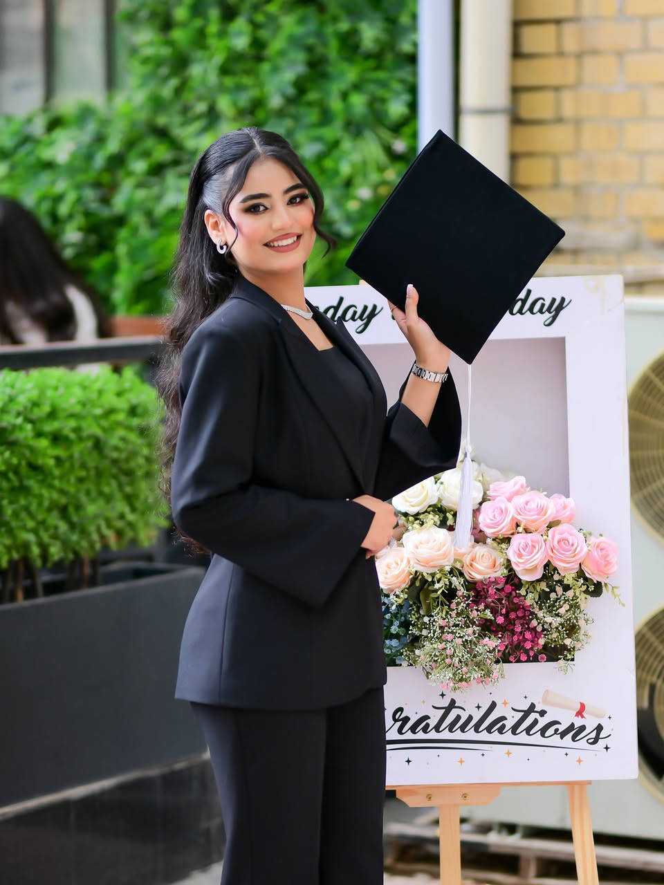 من تصوير التخرج 2026 
للحجز مراسلة الصفحه 
أو الاتصال ***********
