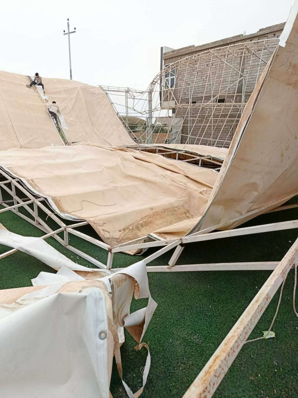 للبيع عرض ٦ طول اكثر من اكثر من ٣٥ عدد ٦ 
وزن متر مربع ٦٨٠ غرام معالج ضد الشمس 
سعر الكل مليونين 
أستفسار ***********
