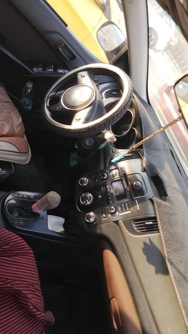 سلام عليكم عندي كيا فورتي موديل 2010 حادث جاملغ الامامي صفحه السايق حادث بسيط كلش  كير ومكينه جديده الله شاهد ماراسله أو الاتصال ع الرقم ***********
