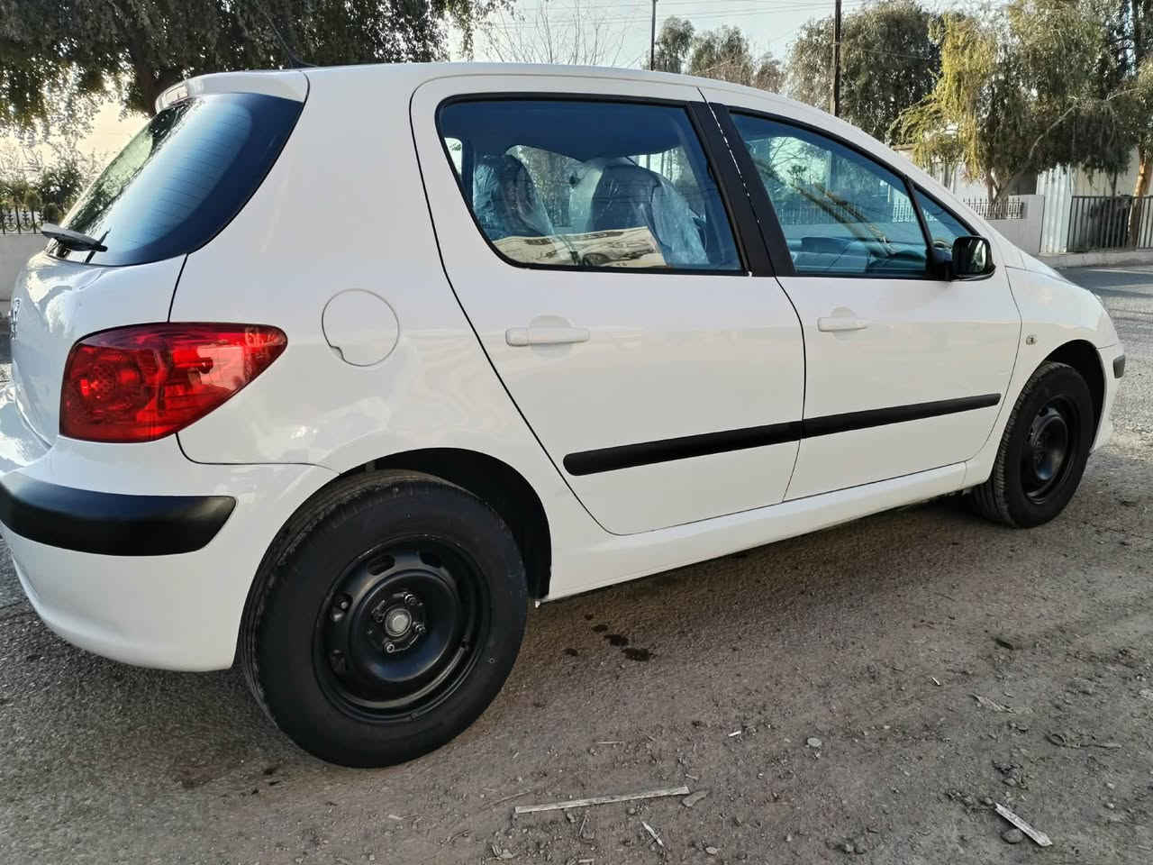 بيجو للبيع موديل ٢٠٠٦  ابيض
محرك
كير 
صدر تبريد 
تدفئه  
دفتر بانزين  
بشرط  
لا يوجد اي نقص بسياره الكل بشرط 
 هلال بيها صبغ مع دوسه  صفحه واحد 
سعر63 
عنوان كركوك 
رقم تلفون***********
