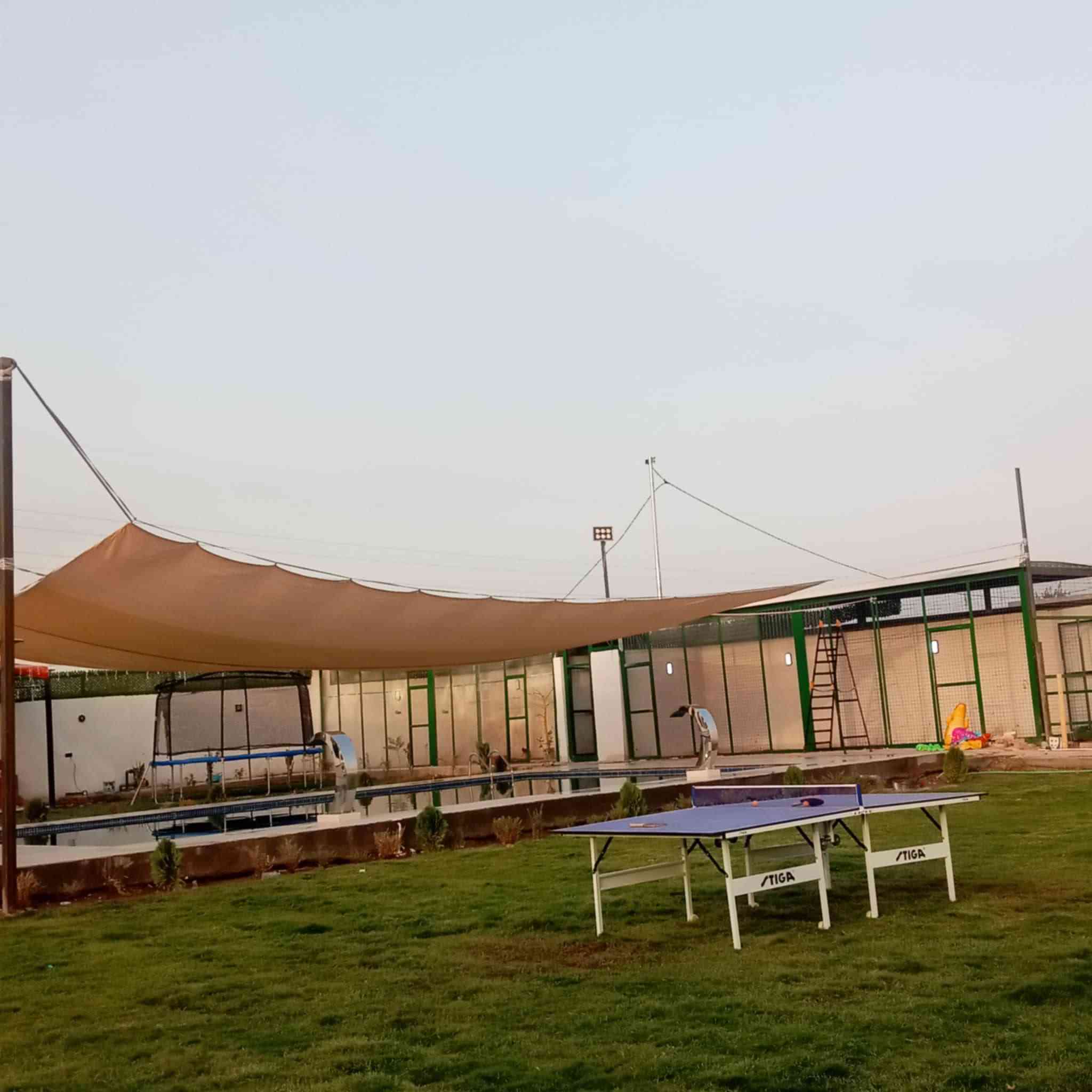 أسلام عليكم أخوين البيع مزرعة هدوء الريف بيهه بيت متكون من غرفة النوم واحد وحولي واستقبال ومطبخ وحمامات العدد ٢ بيه مسبح كبير طوله ١٢متر وعرضه ٧متر بيه مشوايه كبيره بيه مندي بيه كعده عربيه كراج عرض سيارتين بيه التصال /*********** /*********** مكان التاجي مقابل مشت نصر  المساحه دونم
