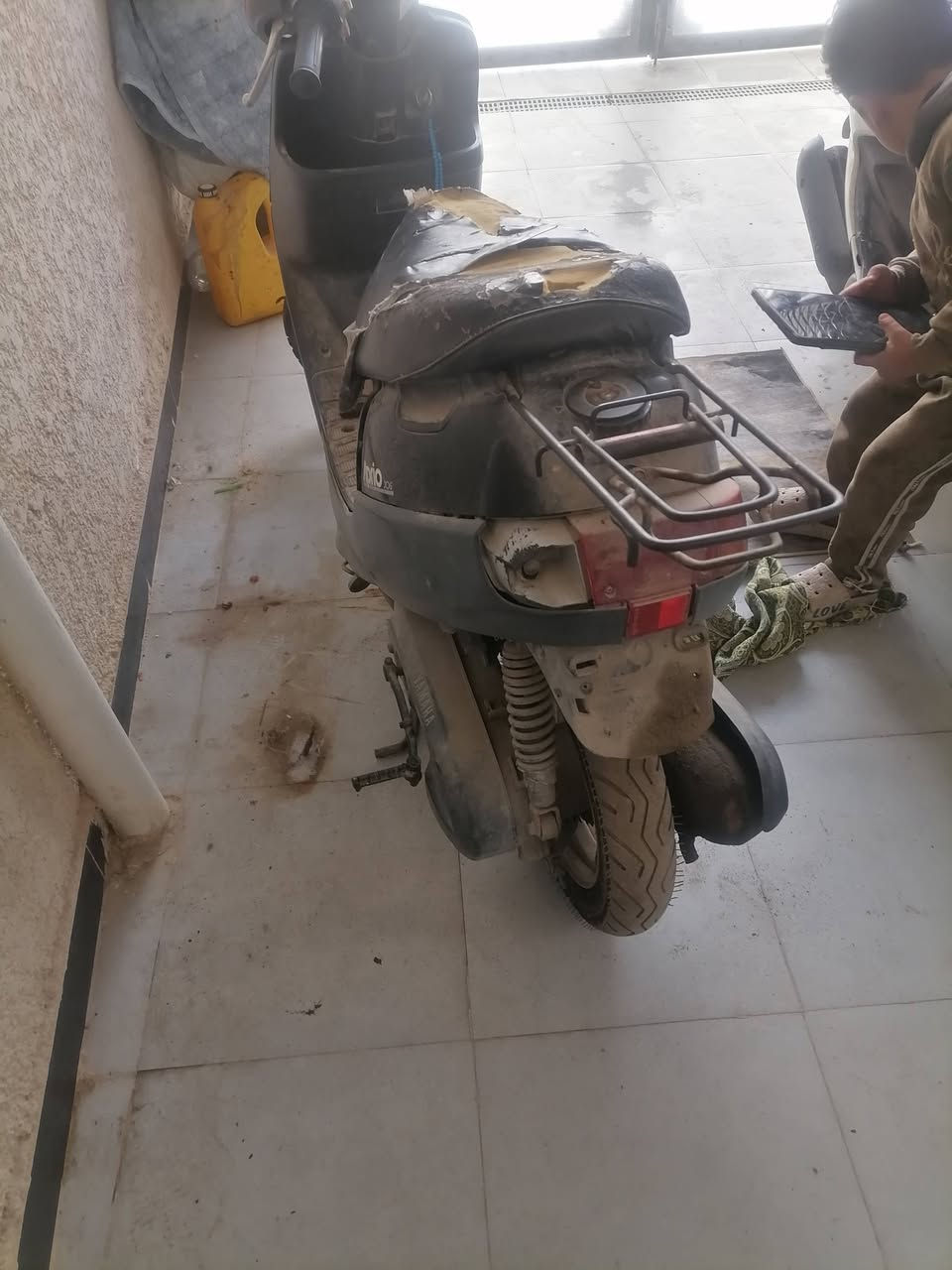 السلام عليكم دراجه بطة للبيع تايرات جدد وصالنصه جديده بس الكشن تعبان الدراجه مطفيه مااعرف شبيهه السعر 200      اتصال على هذا الرقم ***********
