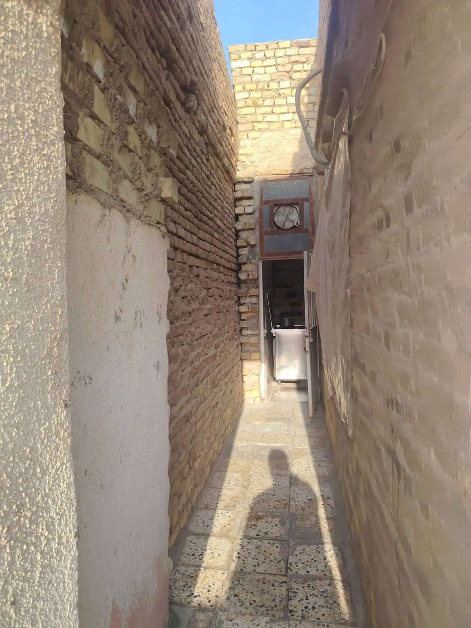 ​🏡 بيت للبيع أو المراوس في كربلاء المقدسة 🌟
الموقع: كربلاء - حي الحر 📍

المساحة: 100 متر (الواجهة 5 متر × النزال 20 متر) 📐

حالة البناء: بيت قديم (وجاهز للسكن) ✨

​🔹 تفاصيل البيت (طابق واحد):

​استقبال 🛋️

​صالة 📺

​مطبخ 🍳

​غرفة نوم واحدة 🛏️

​🔄 خيارات العرض (بيع أو مراوس):

​للبيع المباشر: السعر 155 مليون دينار عراقي (وقابل للتفاوض) 💰

​المراوس المطلوب: مراوس مع بيت في (حي الحر أو حي العمل) على أن يكون البيت المطلوب للمراوس بأحد المواصفات التالية: 

​بيت مساحة 250 متر (ركن) 📐🧭

​أو بيت مساحة 150 متر 📐

​📞 للاستفسار والمعاينة:

​للتواصل

👉 *********** 📲
