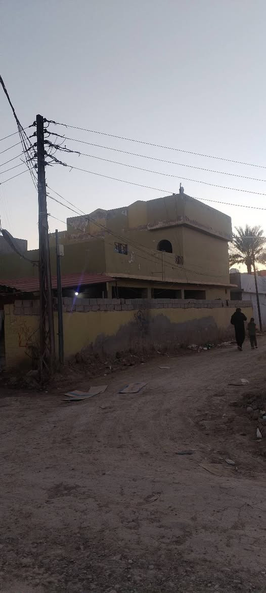 السلام عليكم و رحمة الله دار طابو صرف ركن للبيع المساحة 278 متر موقع مميز بداية الشارع المؤدي الى مدرسة الاصمعي يبعد 70 متر عن شارع الرحمة العام منطقة ال5الاف بعقوبة ديالى 
***********
***********
