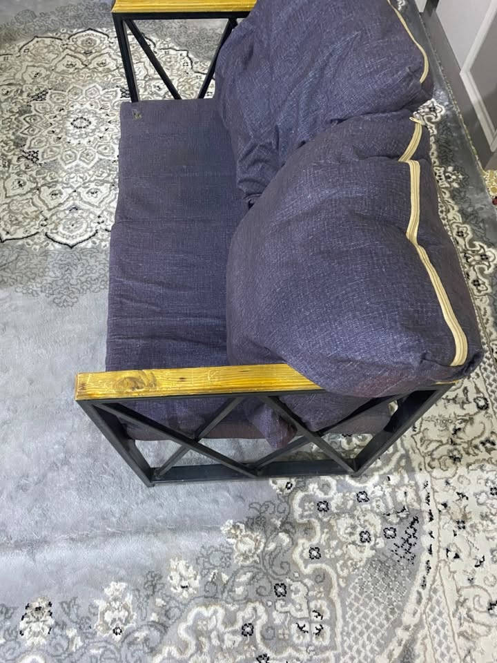 السلام عليكم عندي جلسة ترهم للكوفي او بداخل الحديقة او بلغرفة عندي 3 قطع الي يريدهن  يدزلي واتساب ***********
مكاني الحرية
