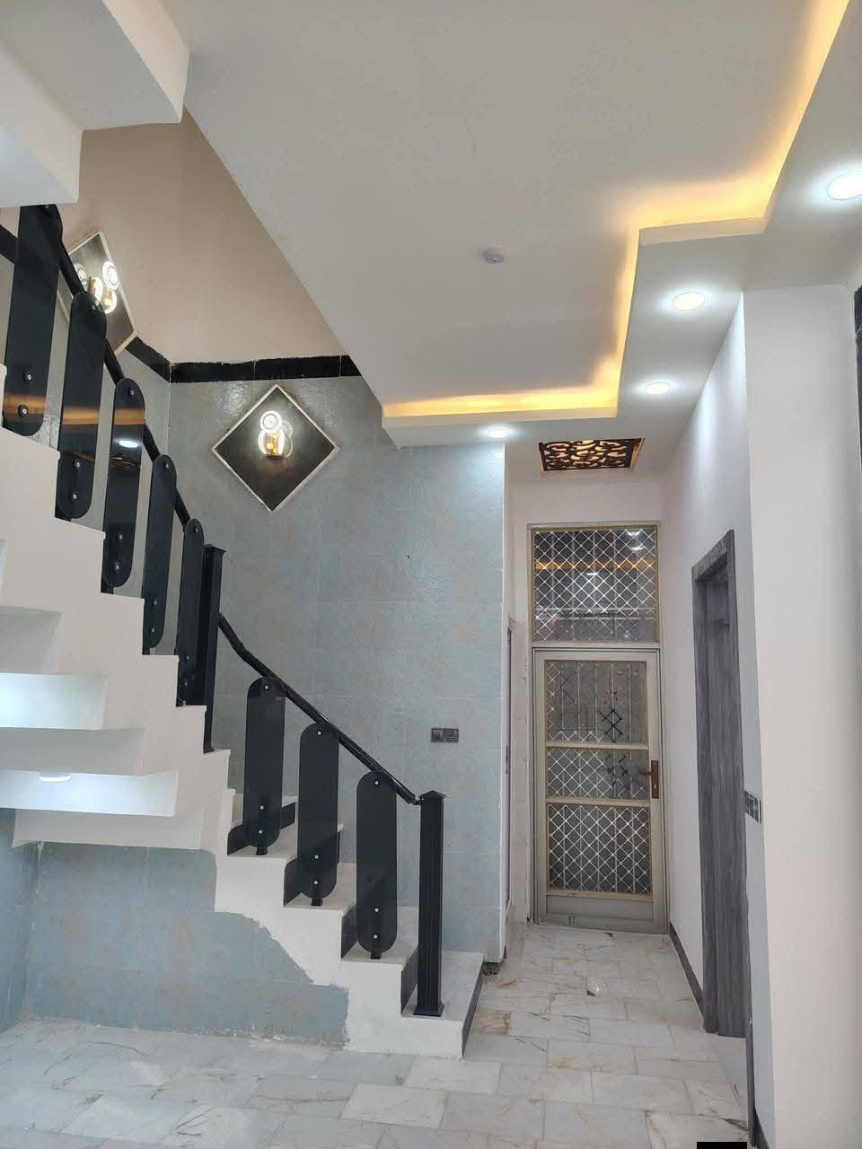 سلام عليكم ورحمة الله بيت طابقين 112 متر
مقابل مستشفى الكفيل 
العنوان حي الفتح خلف تجاري مباشر سند ٢٥ كامل خدمات ماء مجاري كهرباء وتبليط تحويل بسمك وقرار محكمه

البناء طابوك جمهوري درجه اولى
ديكورات مغربيه ارضيه مرمر واجه ملكيه

البناء فول بس جيب ملابسك وكعد

تفاصيل البيت

استقبال وصاله ومطبخ وصحيات داخليه وخارجيه ومنور

الطابق الأول
٣ غرف نوم وصاله وصحيات وسطحين

الاستفسار ***********
***********

بسعر مغري بلاش
