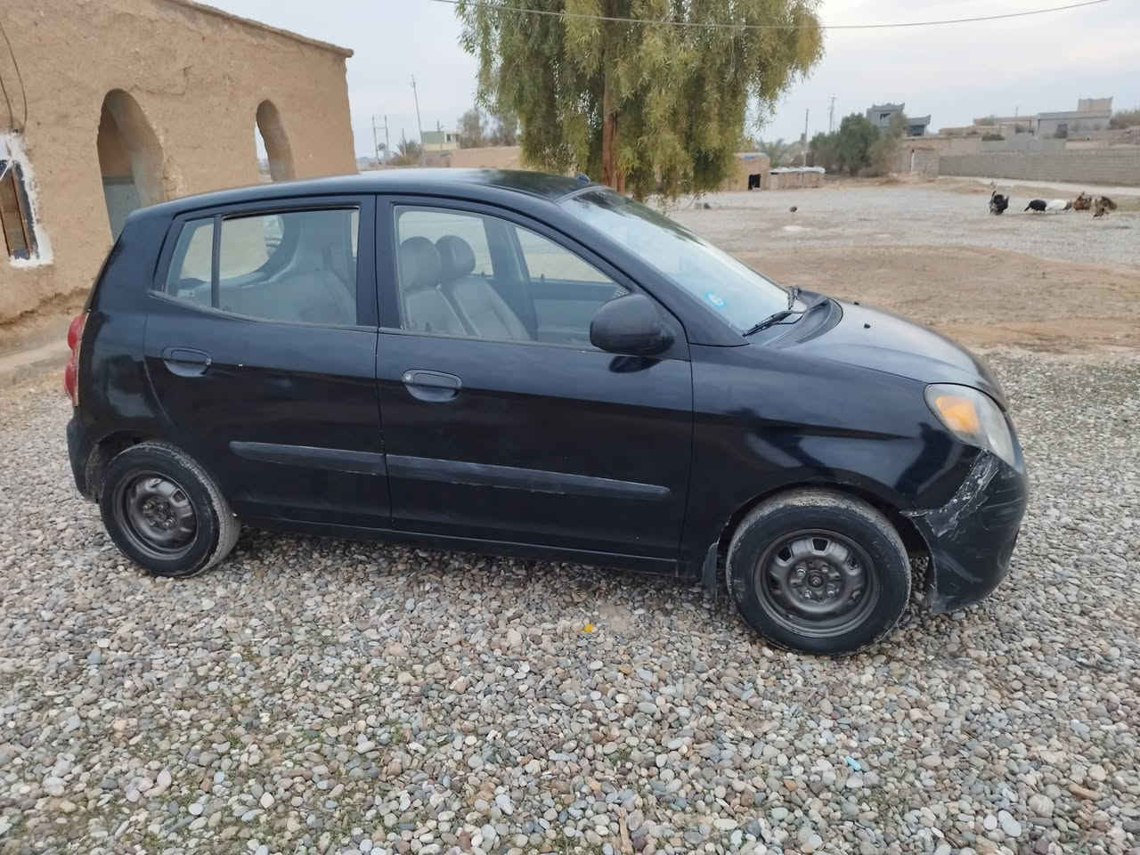 للبيع كيا بيكانتو هاش باك موديل 2009 منافيست ما مكصوصه وياهه اوراقه ما مسجله اوراقه كامله بدون حادث محرك 14 بلادي محرك ريو كير محرك شرط تدفئه تبريد كامله اربع تايرات قطاره بلبانزين صار سبوع من فولته وبيه نص بطل البانزين يوديك ويجيبك للحويجه جدد كهربائيات كله شغاله نقصه بيه الصدر شويه بي تعب  سعره 25 ورقه .  العنوان كركوك الحويجه قريه الحلوه *********** اخوان بس واتساب خط.ماكو
