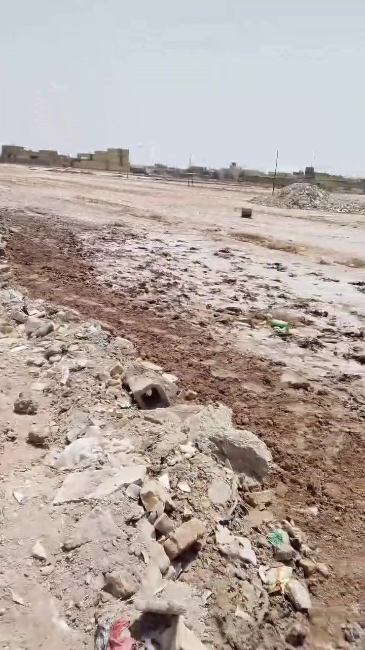 سلام عليكم يوجد لدينا نص دونم للبيع عنوان بغداد مدينه صدر الحميديه شارع سيد عوده مساحه الف وميه الاستفسار تصل ***********
